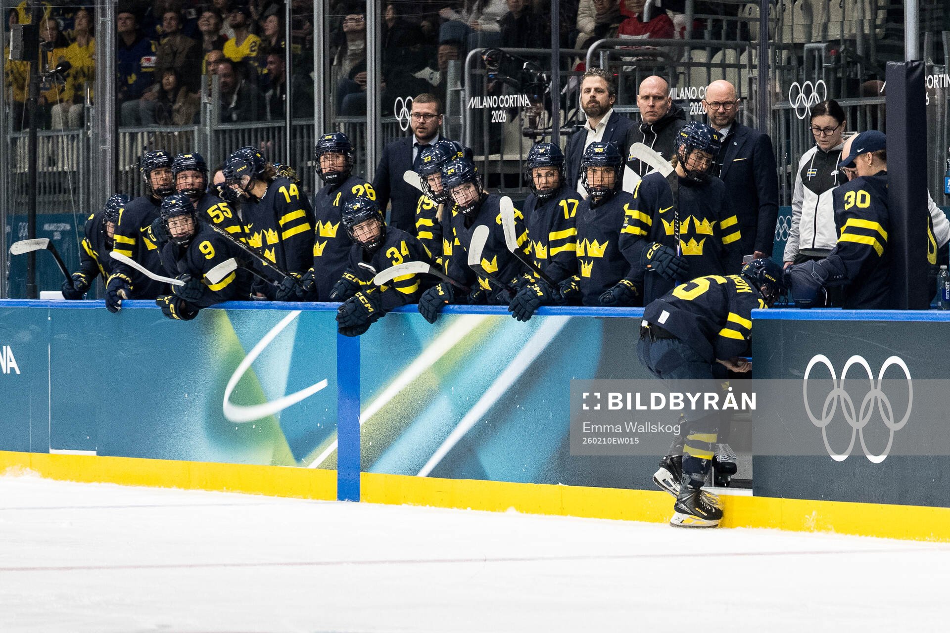Lisa Johansson of Sweden in pain and leaves the ice in the