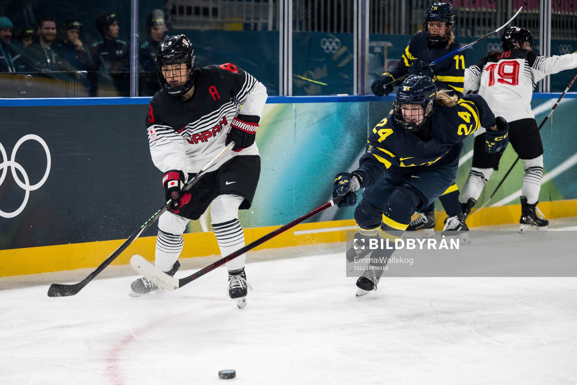 Akane Hosoyamada of Japan and Ebba Hedqvist of Sweden in