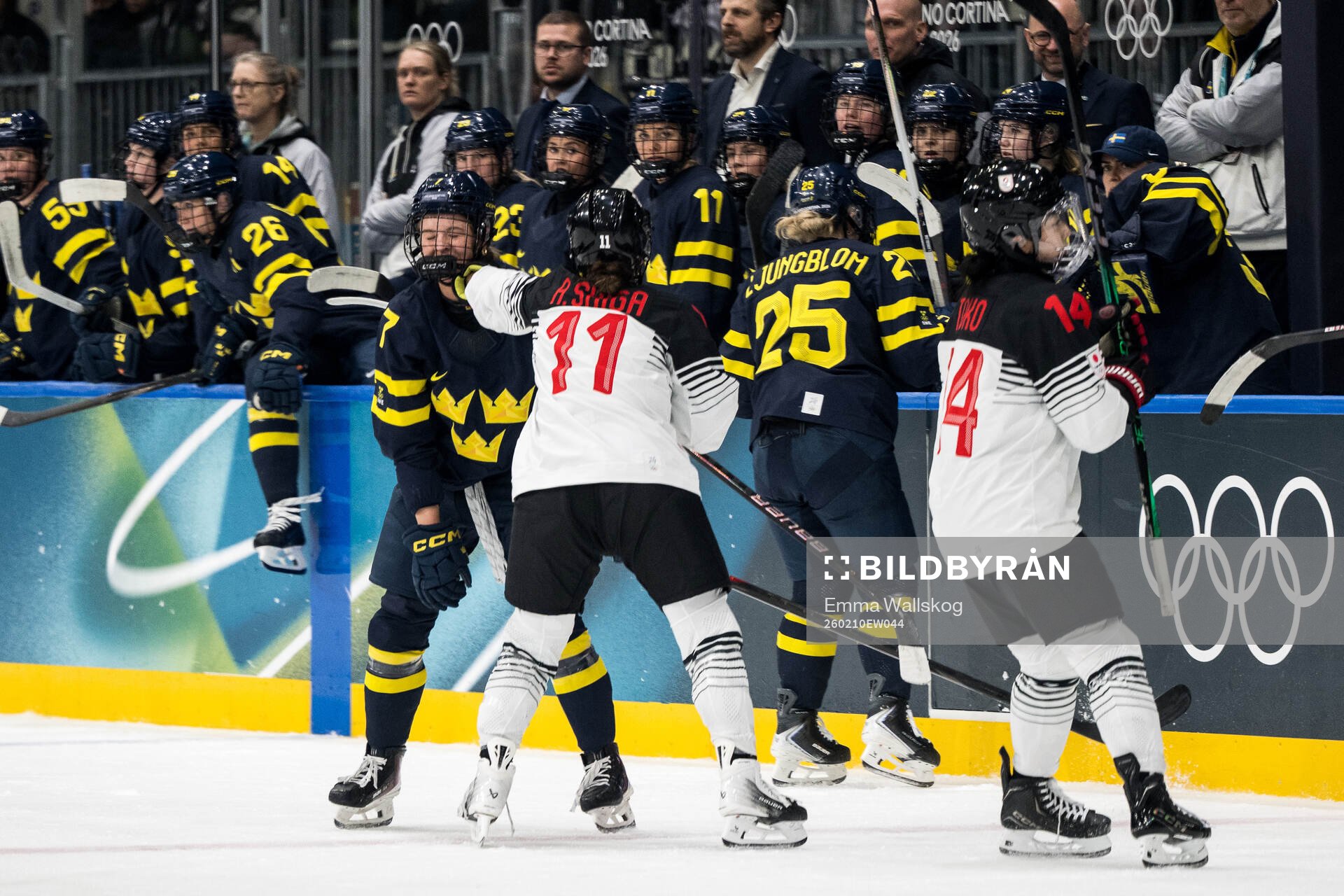 Mira Jungåker of Sweden and Akane Shiga of Japan in the