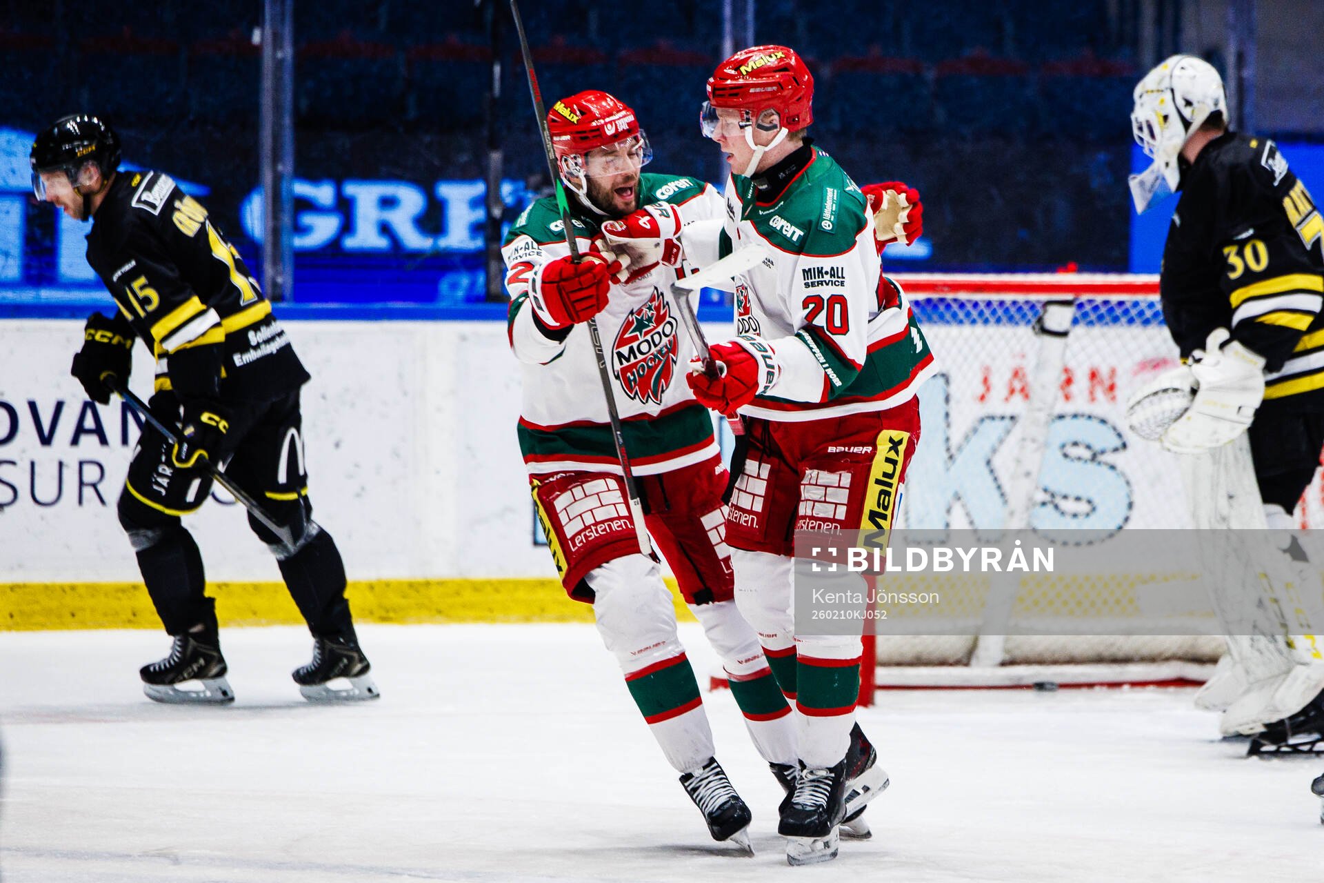 Modos David Rundblad och Milton Gästrin jublar