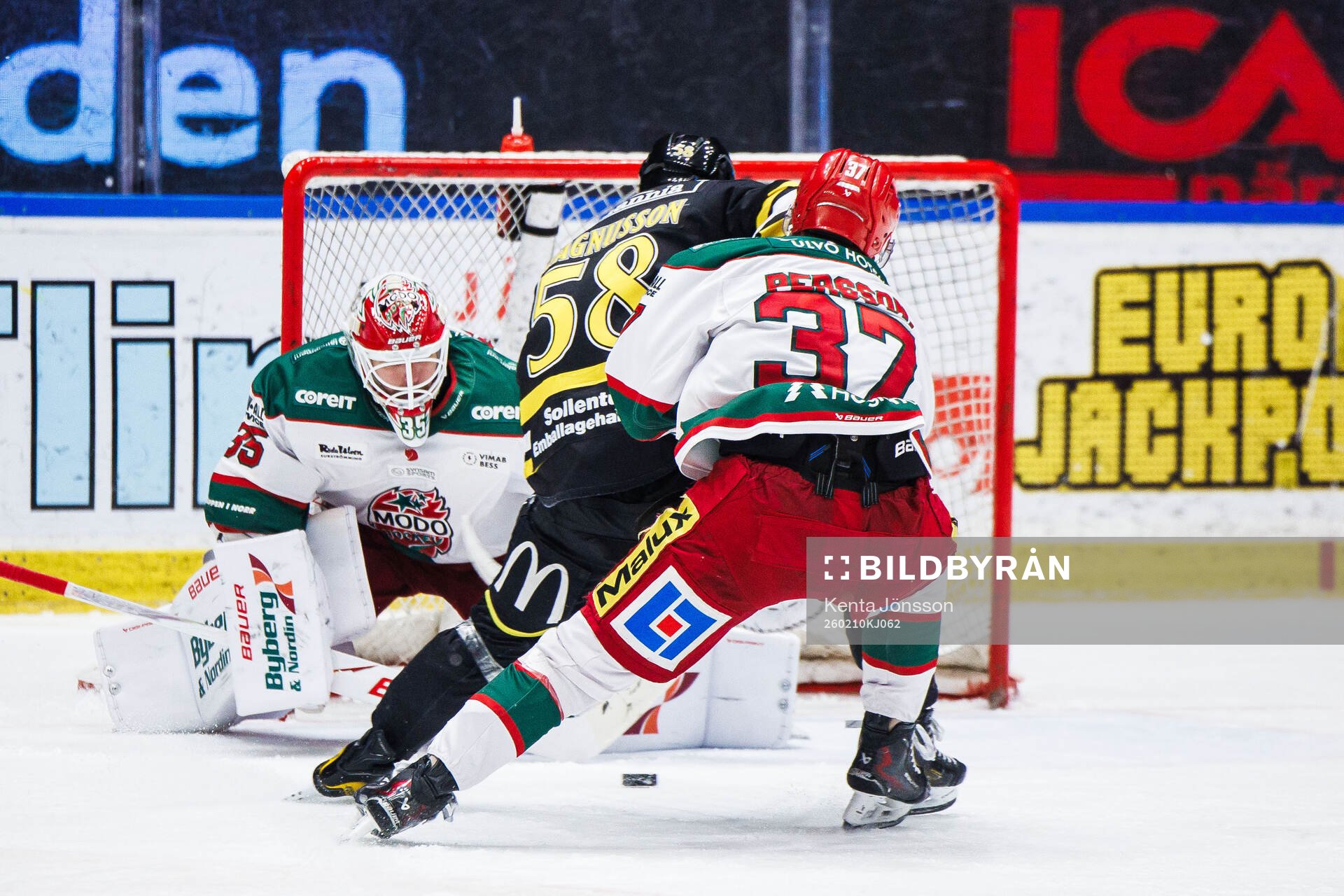 Modos målvakt Adam Werner och AIKs Oskar Magnusson