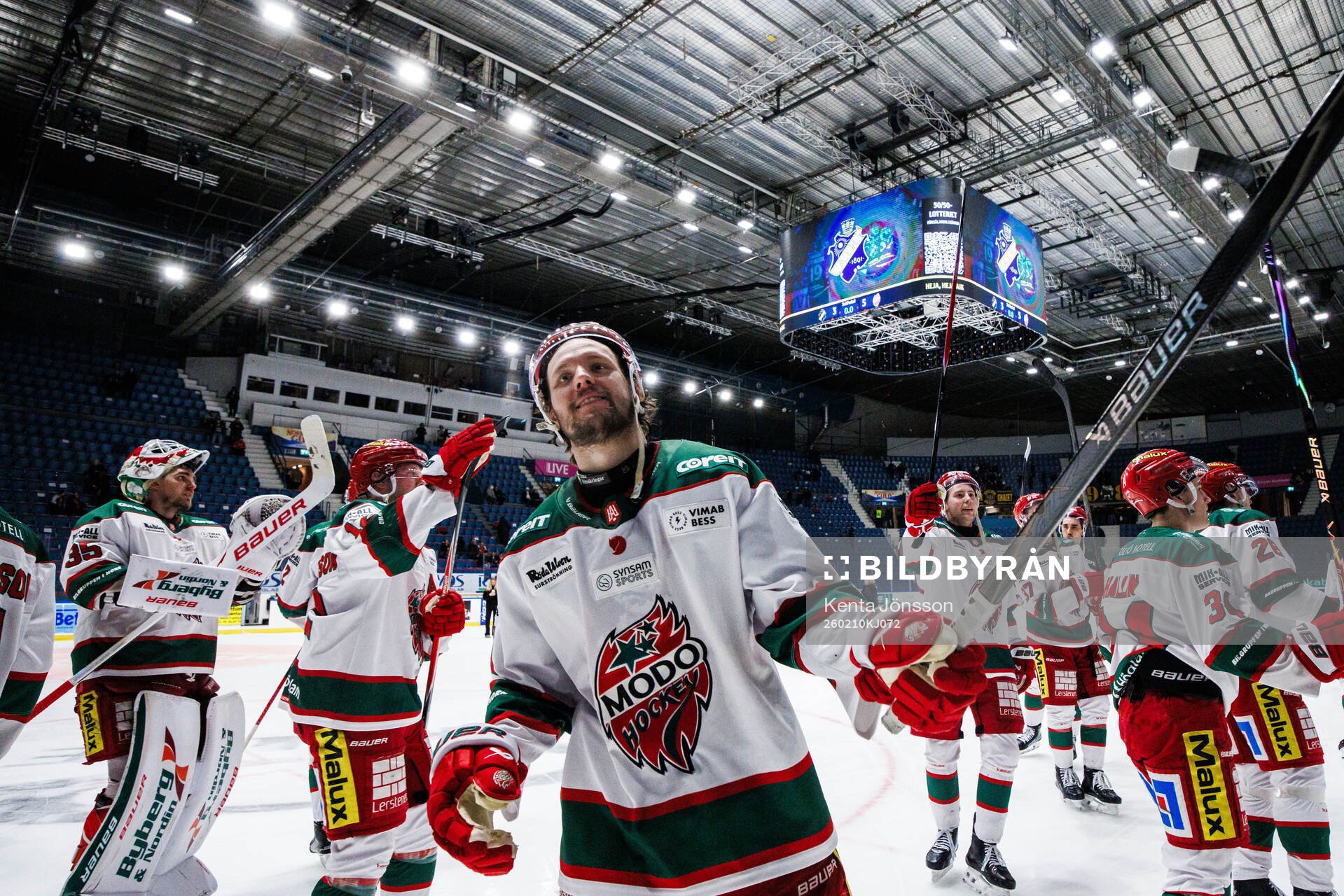 Modos Victor Berglund jublar med lagkamrater