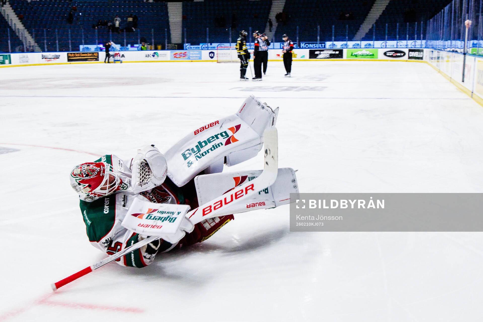 Modos målvakt Adam Werner jublar