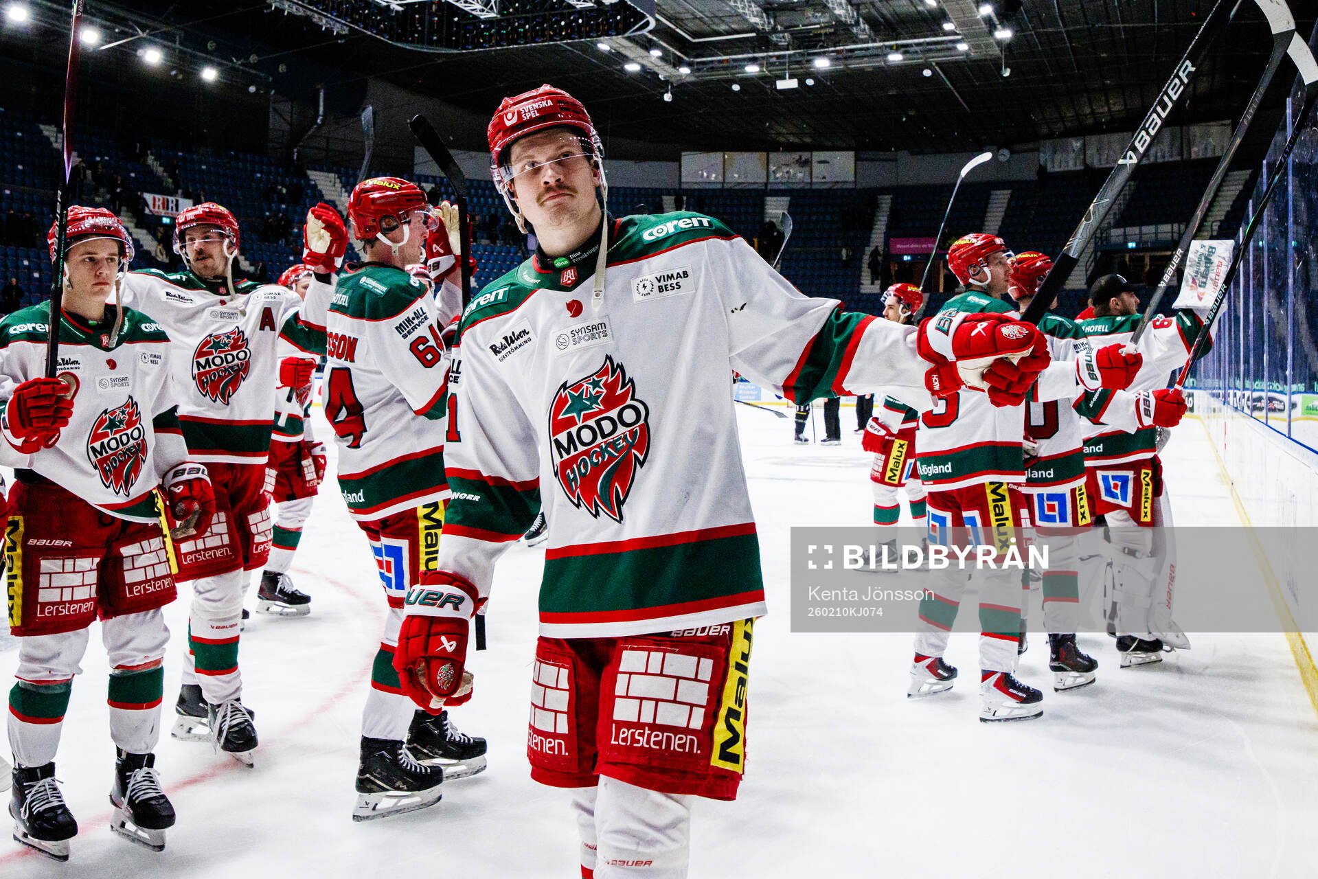 Modos Linus Andersson jublar