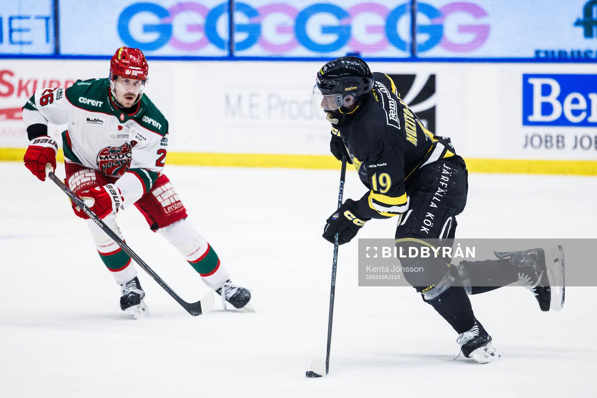 Modos Emil Larsson och AIKs Daniel Muzito Bagenda