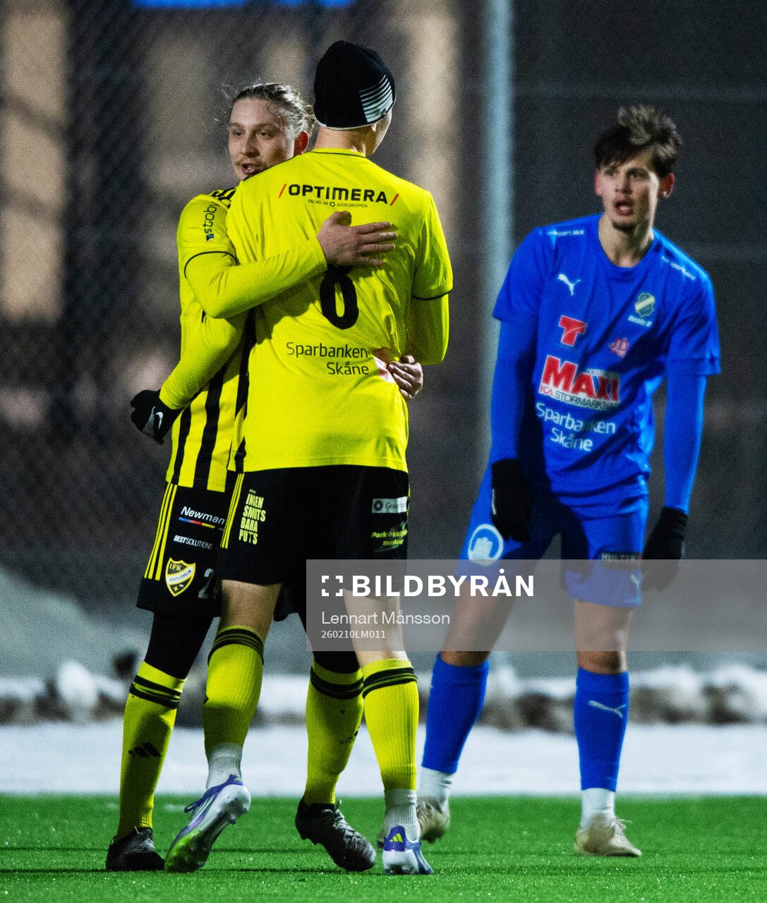 IFK Hässleholms 2-målsskytt Lucas Johnsson grattas av