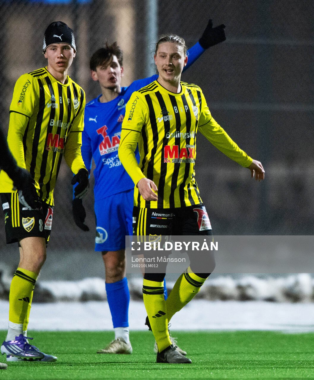 IFK Hässleholms 2-målsskytt Lucas Johnsson grattas av