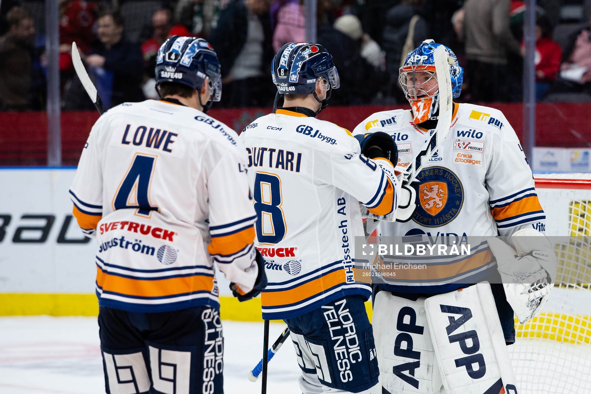 Växjös målvakt Ludvig Persson jublar ihop med Zachary