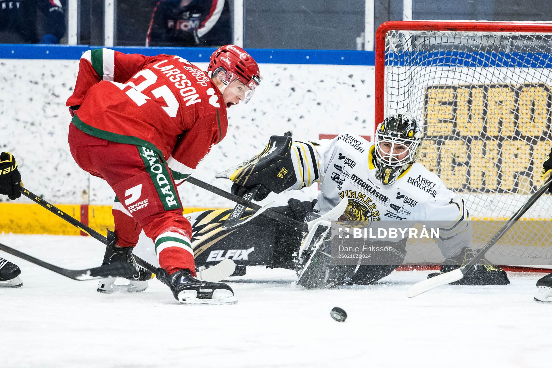 Moras Hampus Larsson och Vimmerbys målvakt Robin