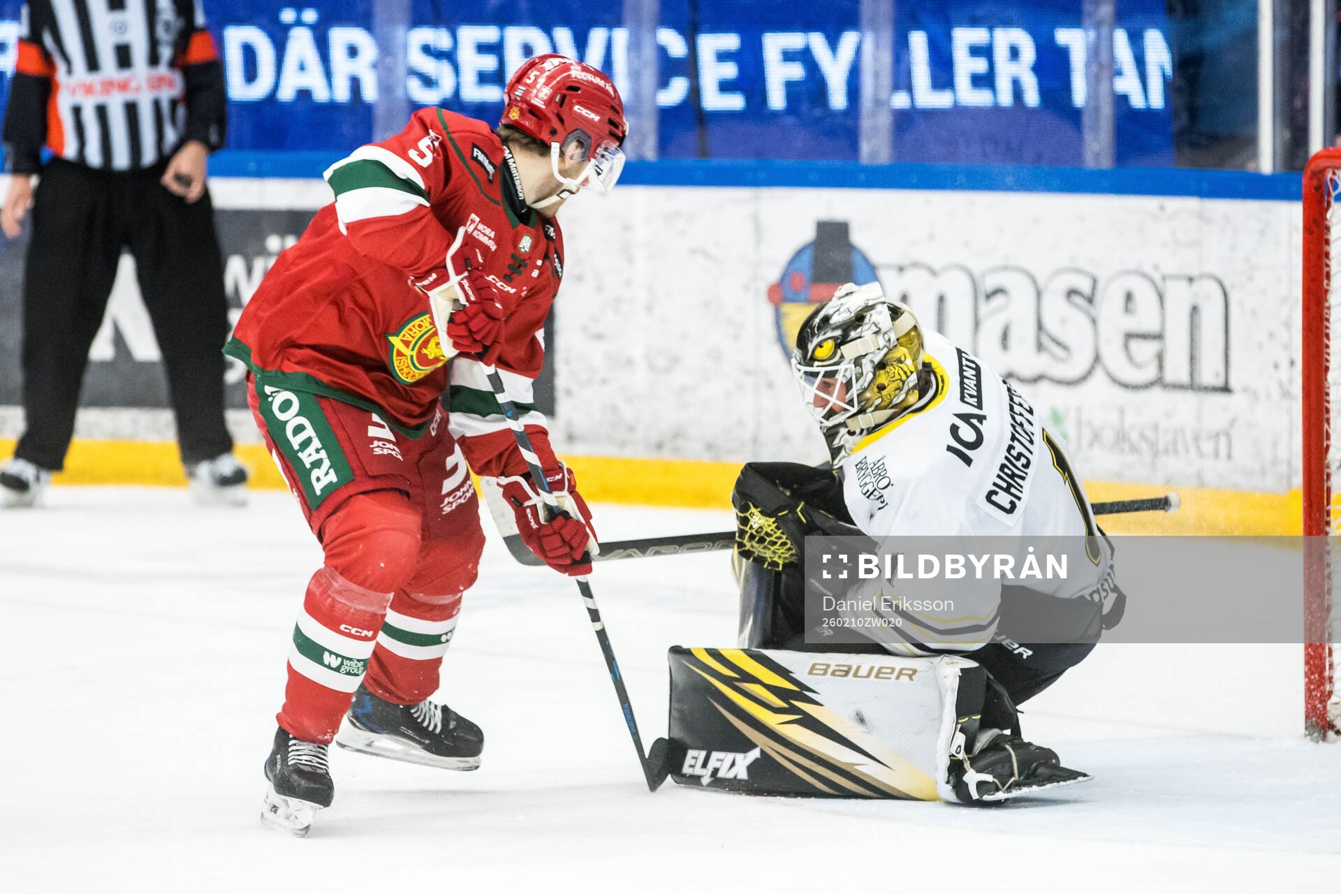 Moras Isac Jonsson och Vimmerbys målvakt Robin