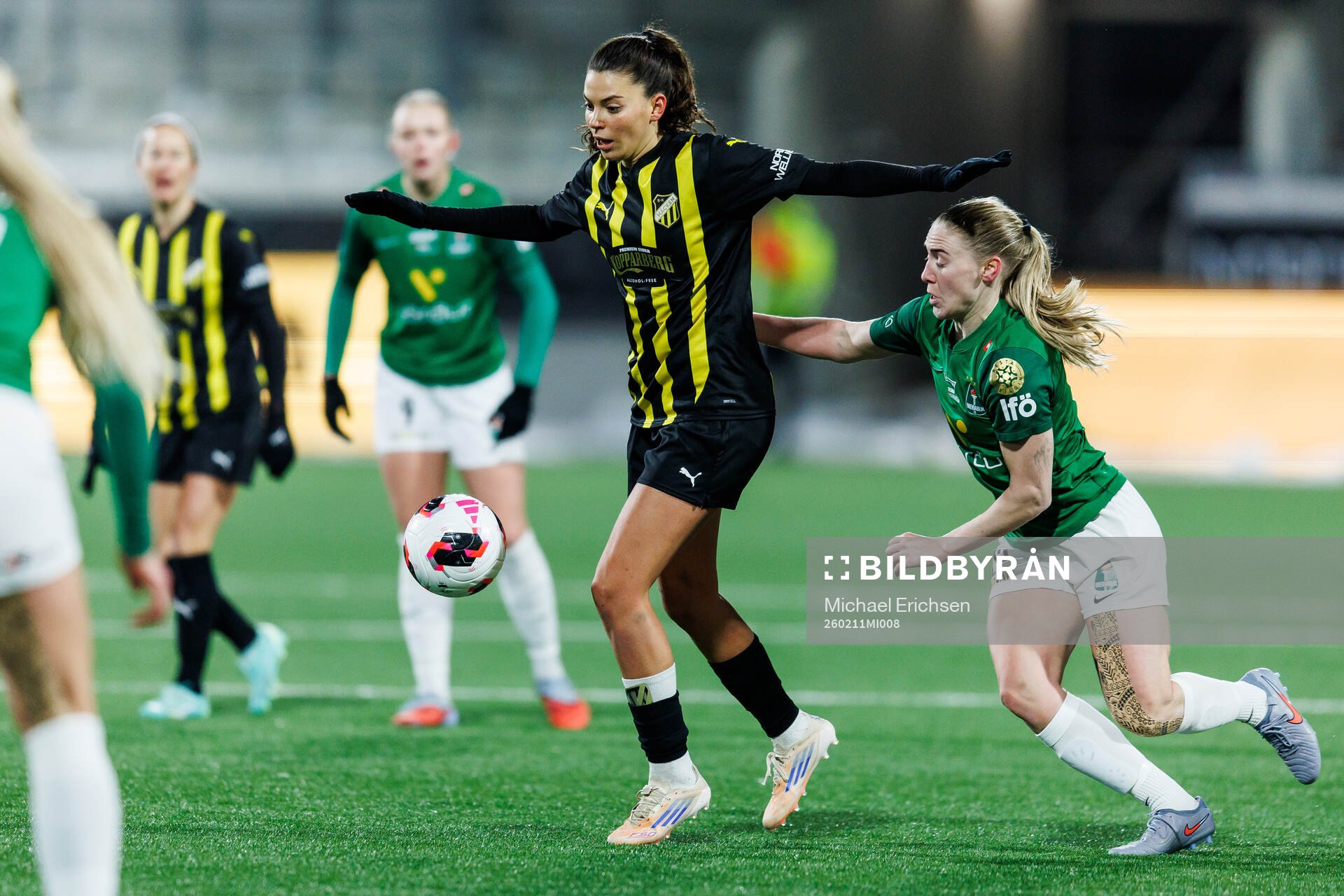 Helena Sampaio of Häcken and Karitas Tomasdottir of