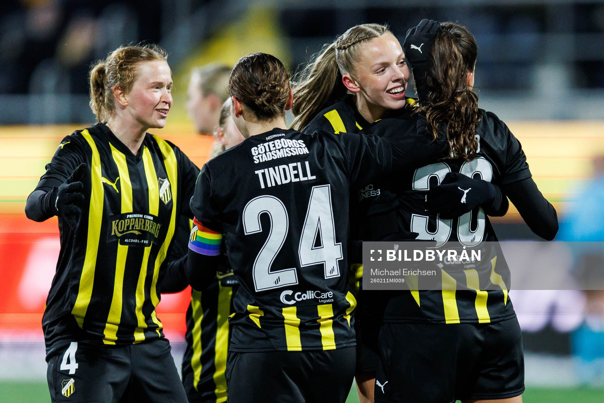 Helena Sampaio of Häcken celebrates with teammates