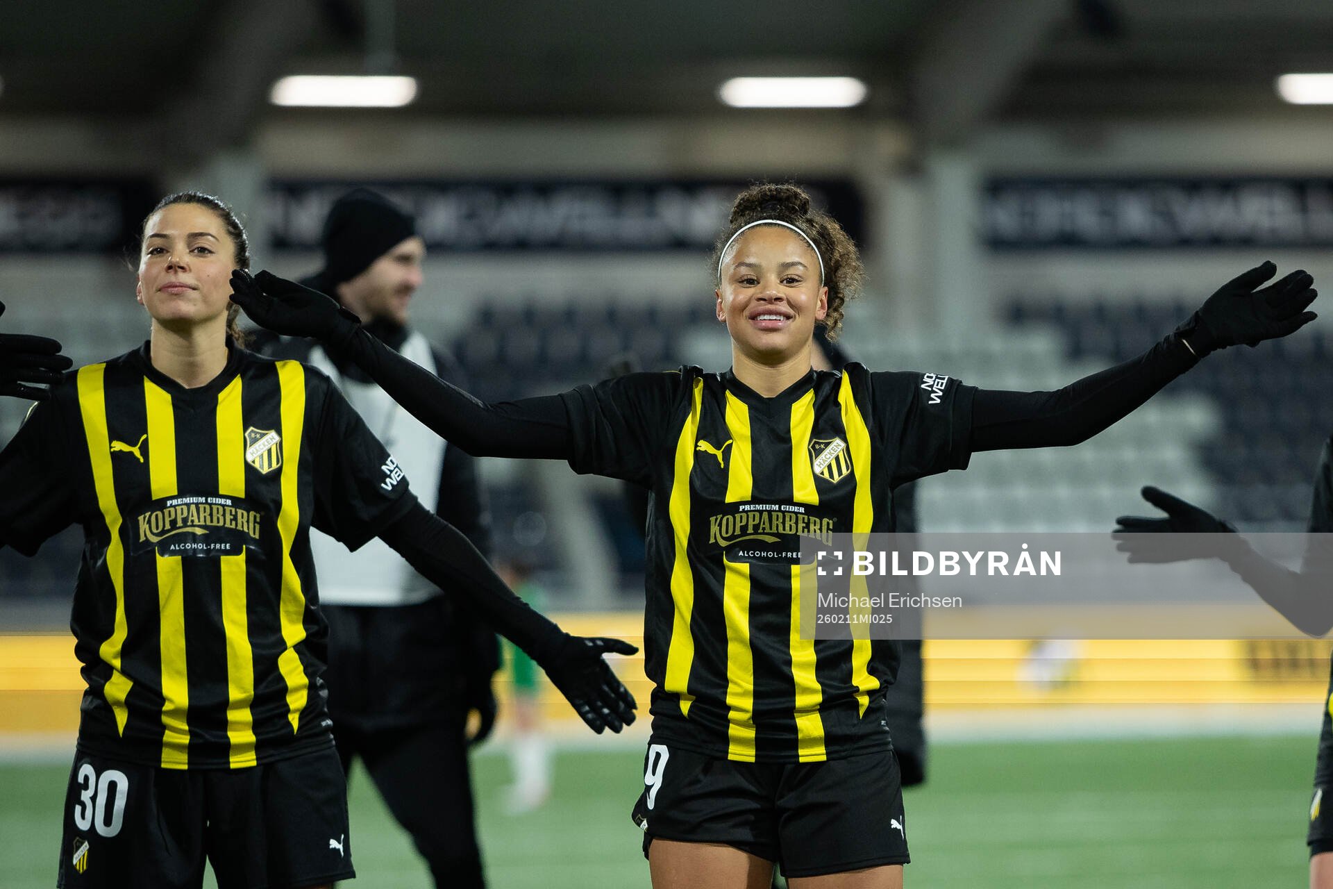 Helena Sampaio and Felicia Schröder of Häcken celebrate