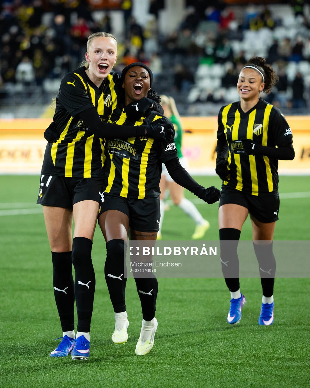 Monica Jusu Bah of Häcken celebrate with team mates Thelma