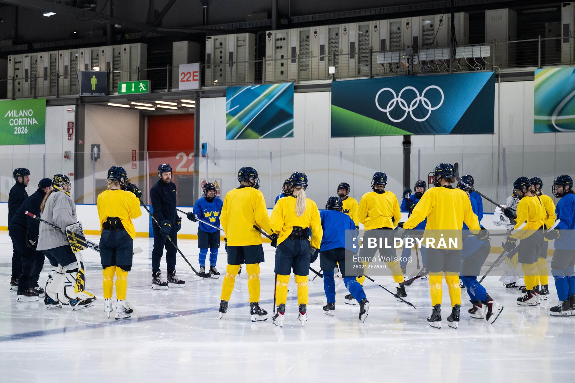 Players gather around head coach Ulf Lundberg of Sweden at