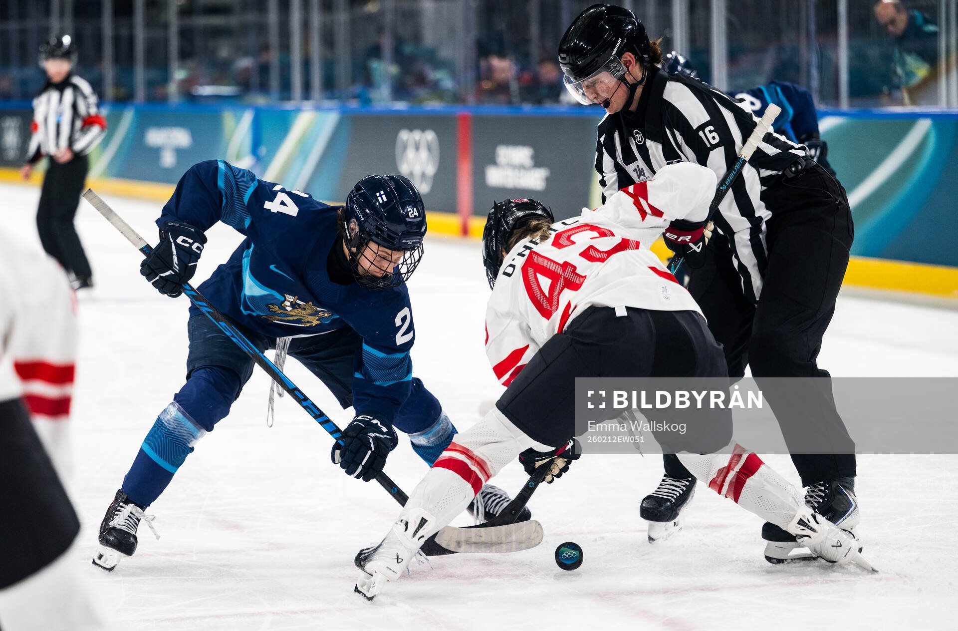 Viivi Vainikka of Finland and Kristin O'Neill of Canada in