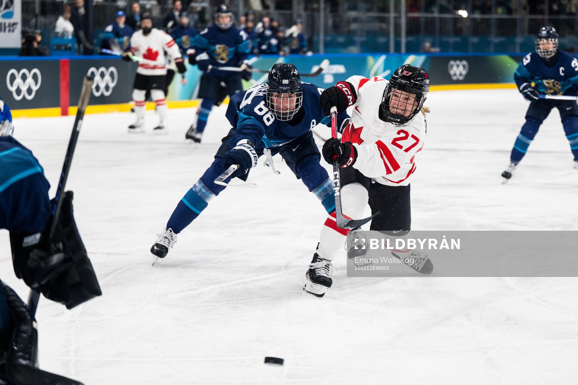 Ronja Savolainen of Finland and Emma Maltais of Canada in