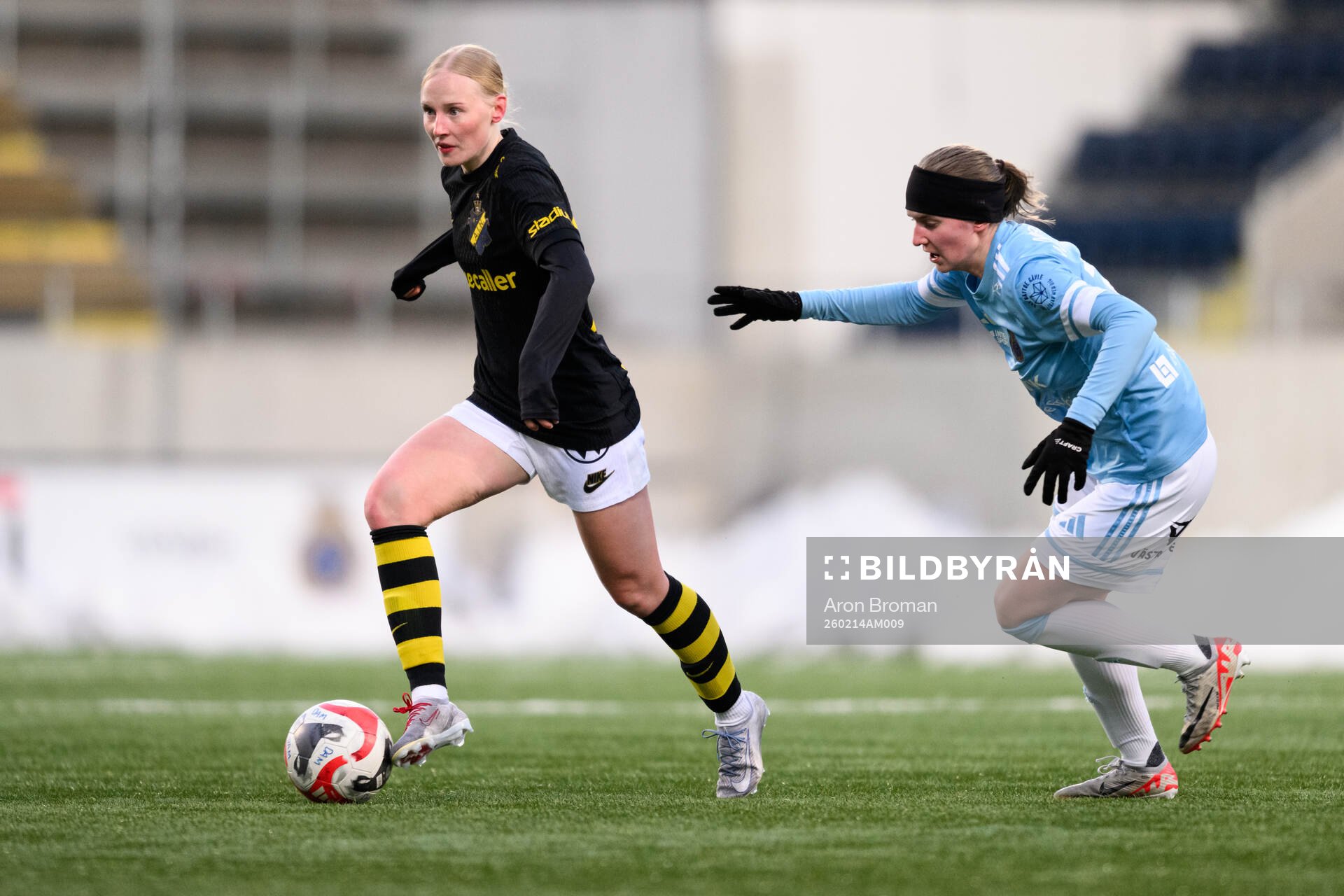 AIKs Lotta Kalske och Gefle IFs Alva Karlsson