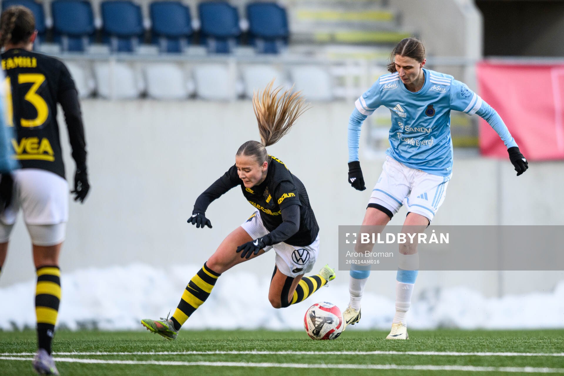 AIKs Emilie Libakken Österås och Gefle IFs Sandra Törnros