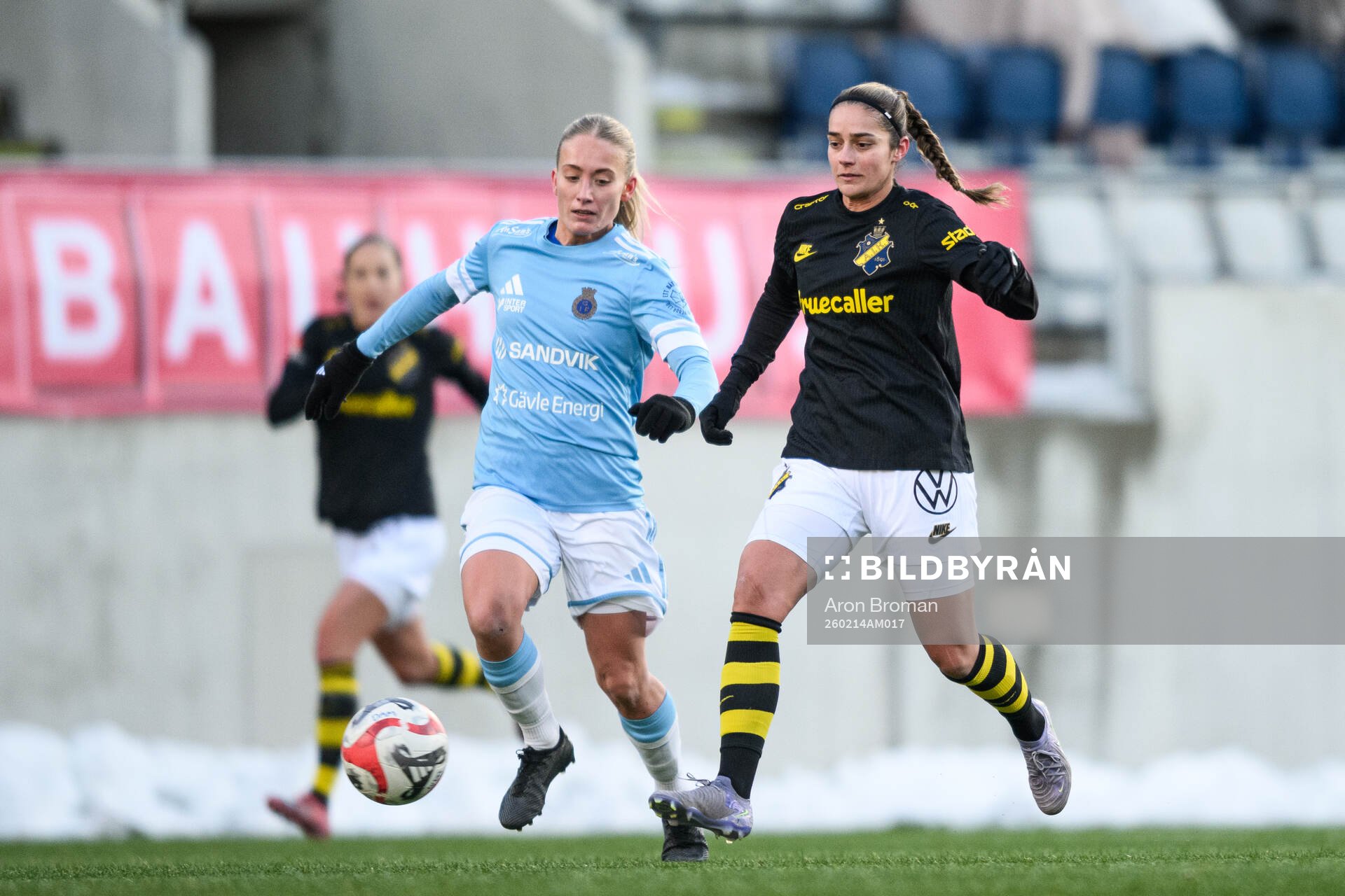 Gefle IFs Alicia Dahlgren och AIKs Daniella Famili