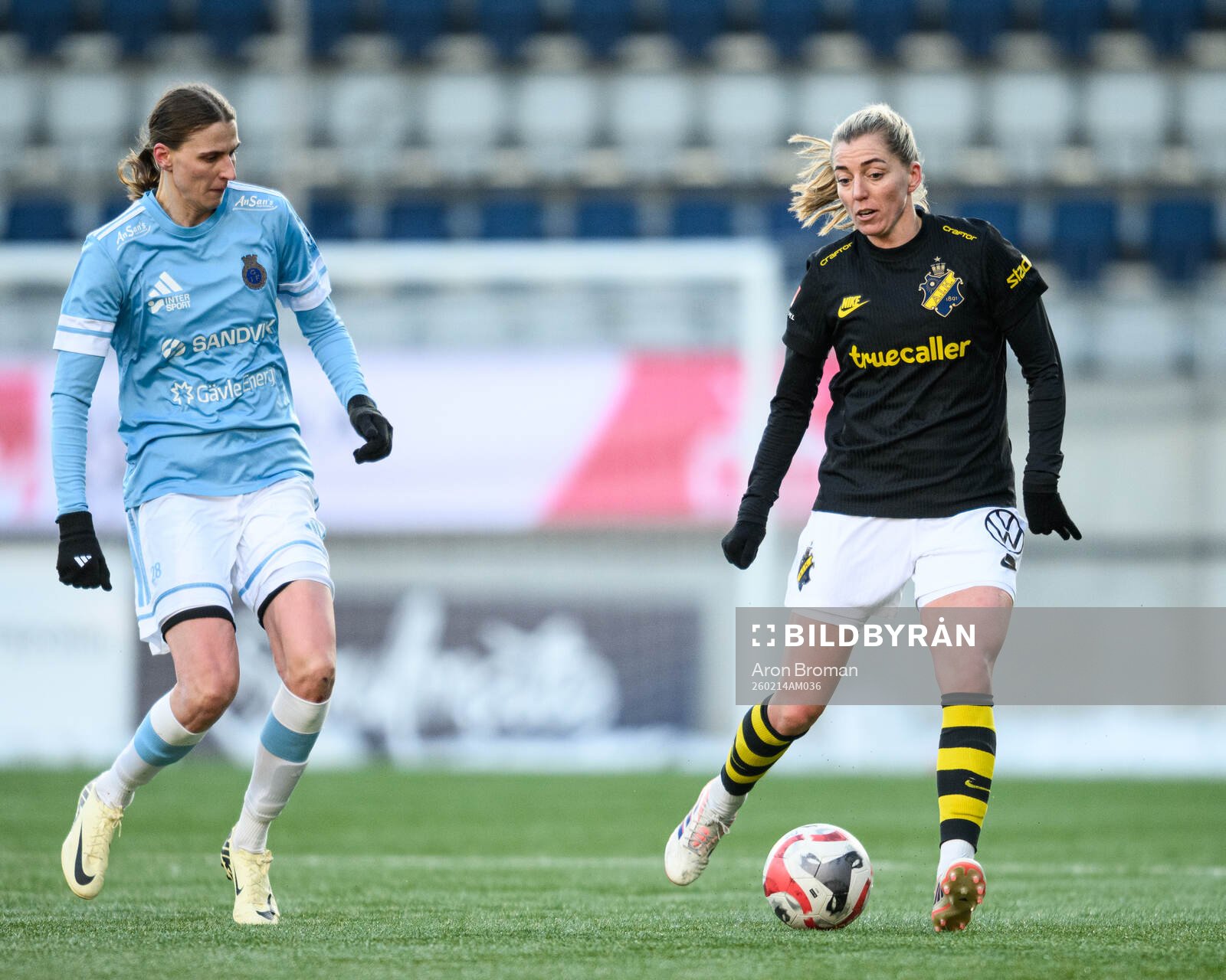 Gefle IFs Sandra Törnros och AIKs Linda Sembrant