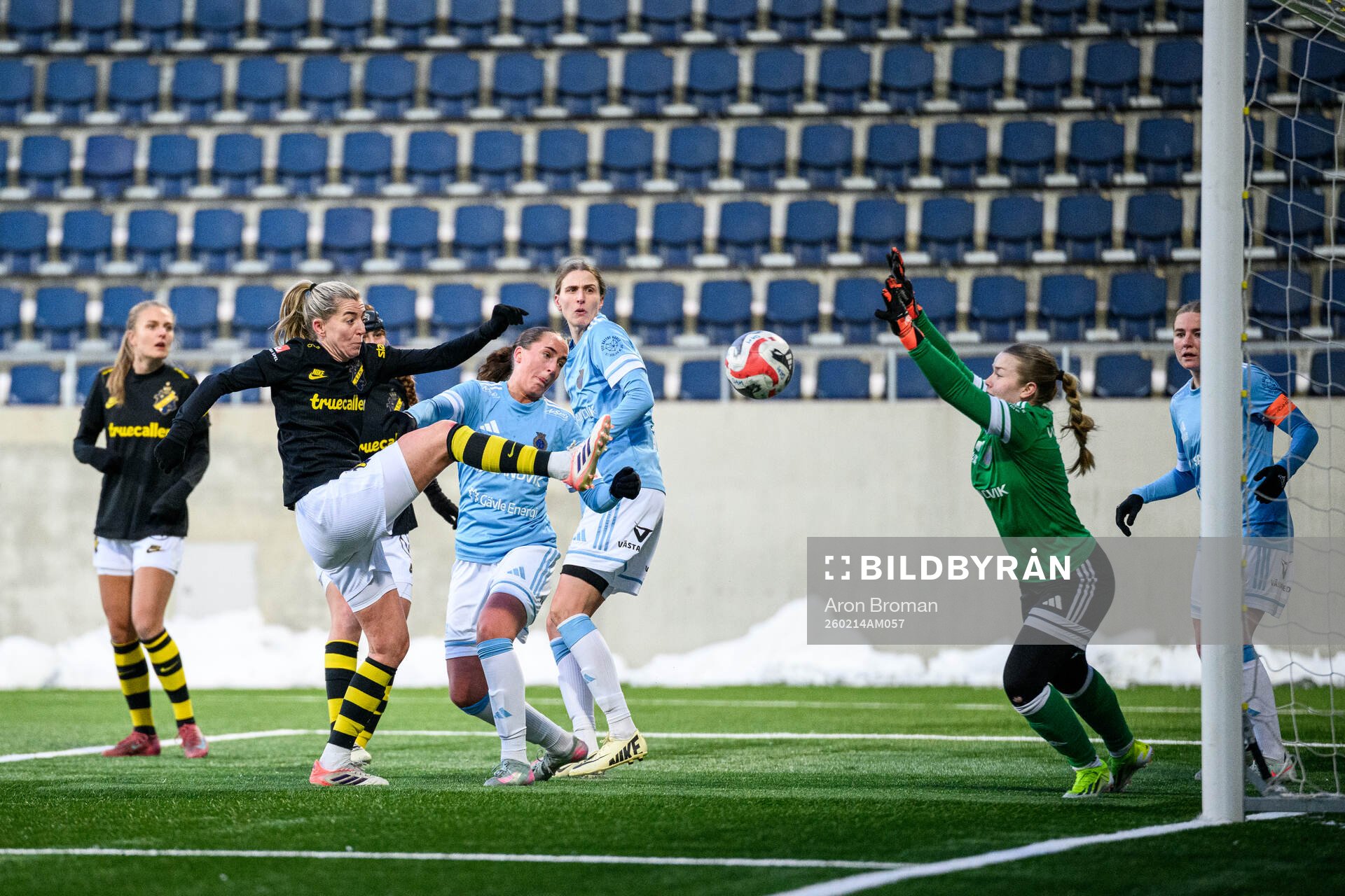 AIKs Linda Sembrant ser när Olivia Garcia (ej i bild) gör