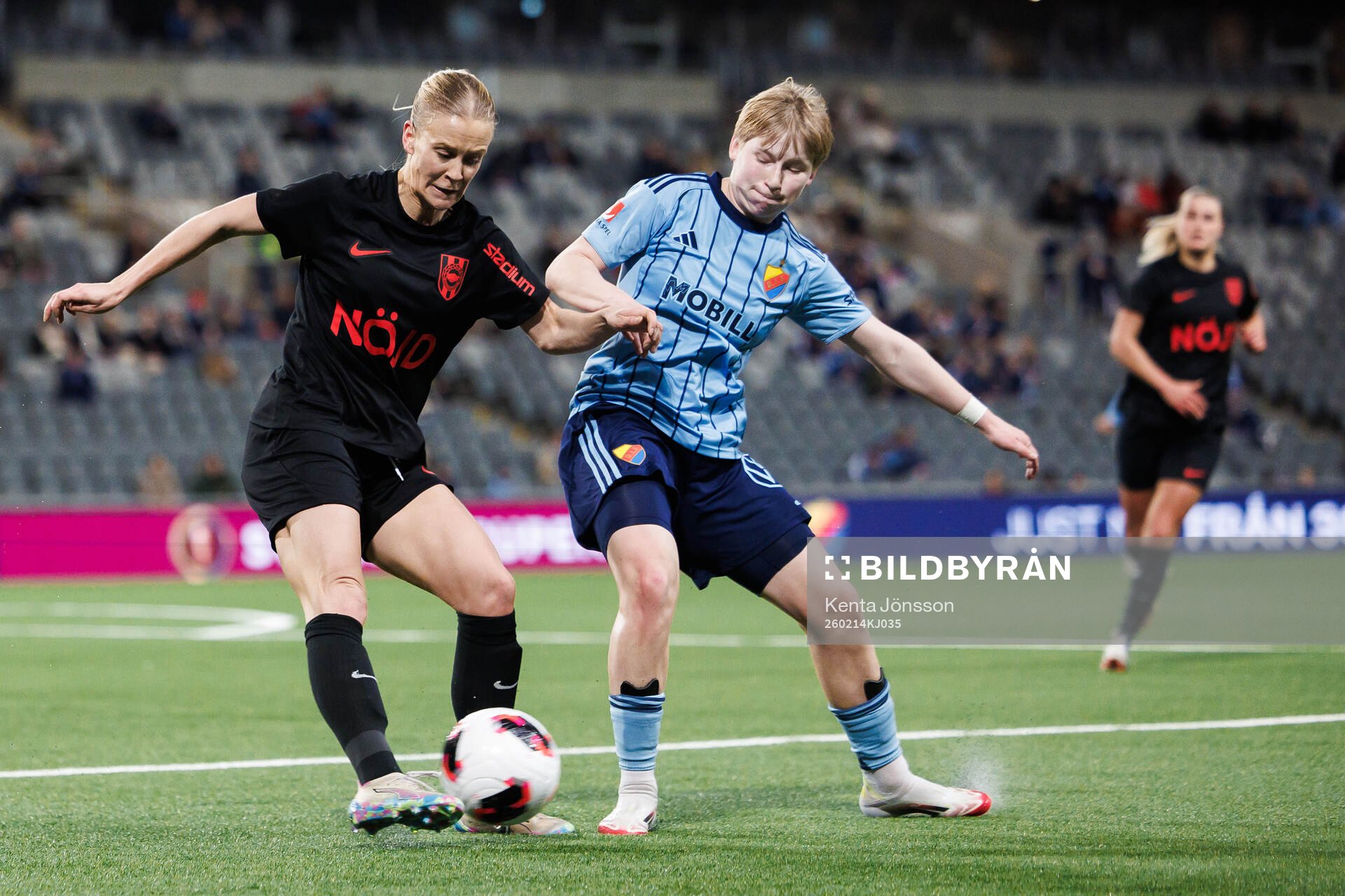 Brommapojkarnas Adelina Engman och Djurgårdens Olivia