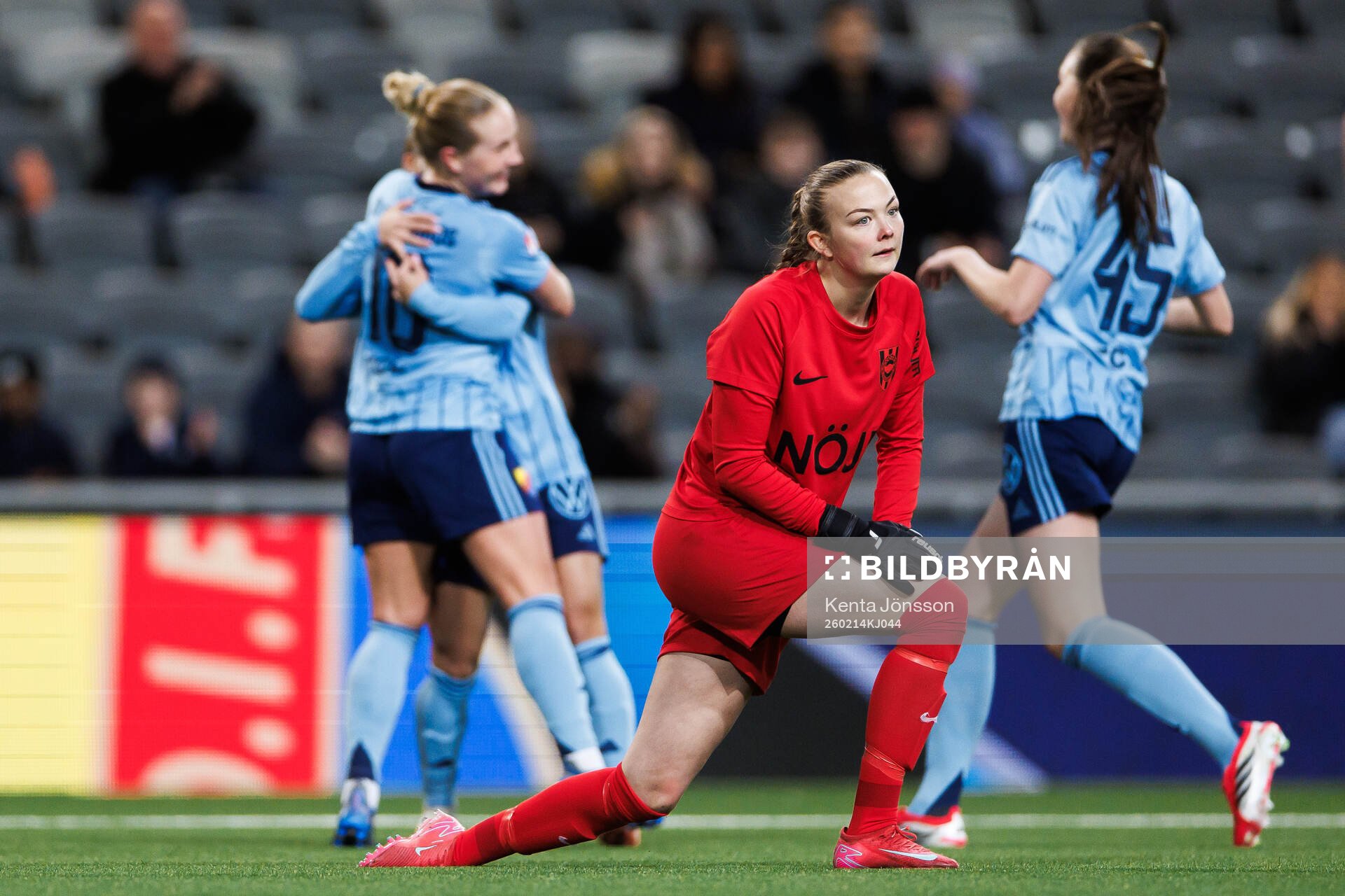 Brommapojkarnas målvakt Clara Ekstrand deppar