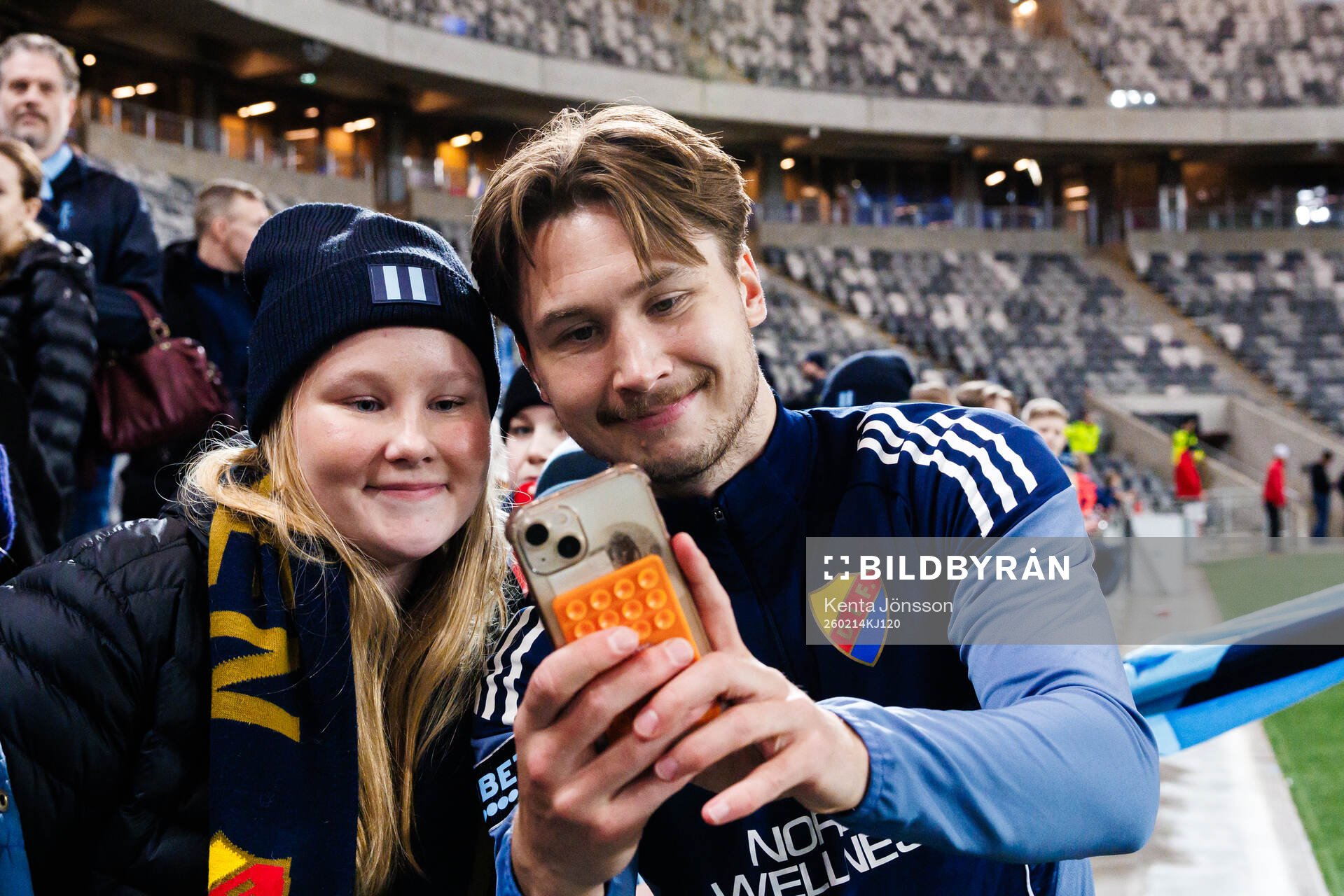 Djurgårdens Miro Tenho med supportrar