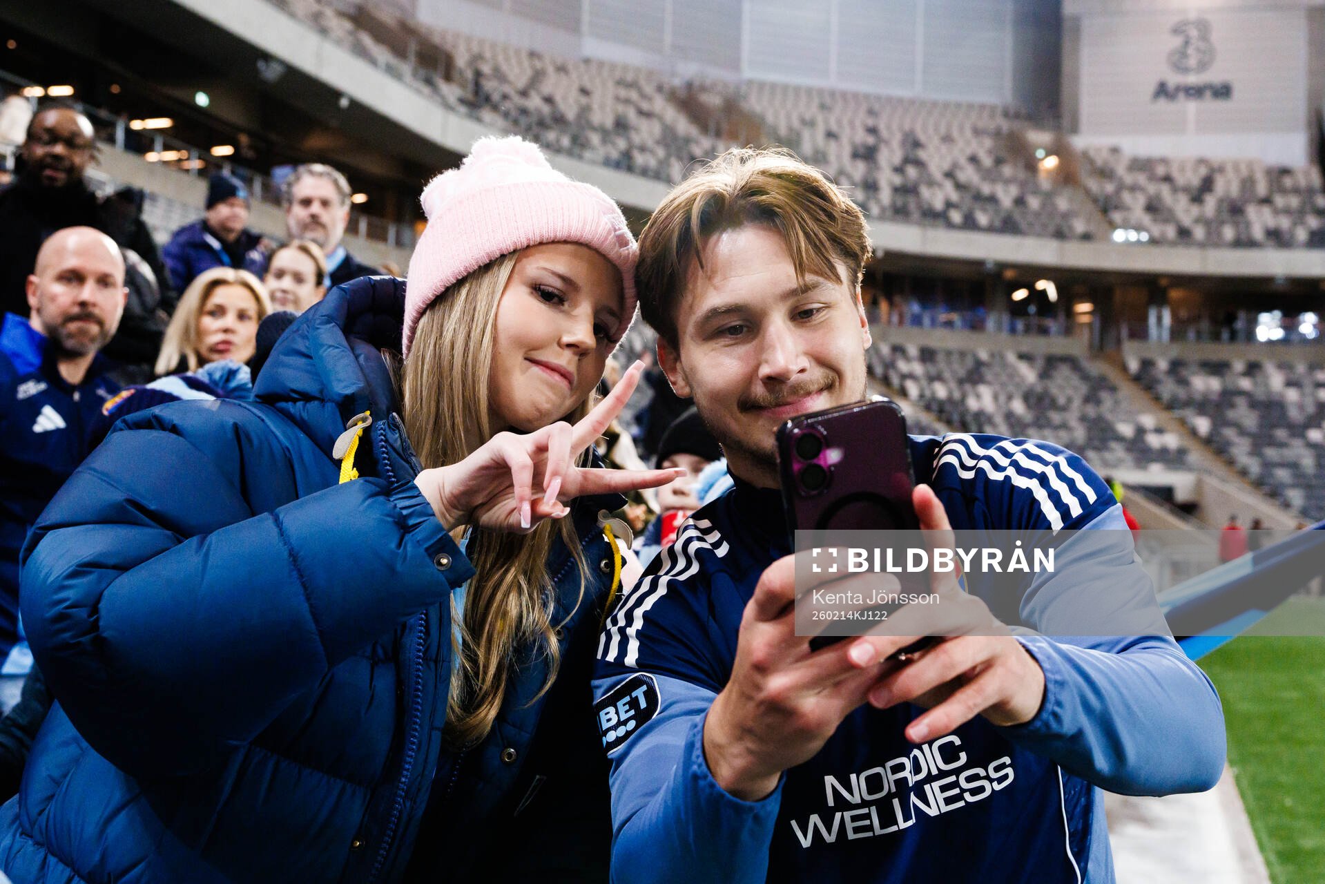 Djurgårdens Miro Tenho med supportrar