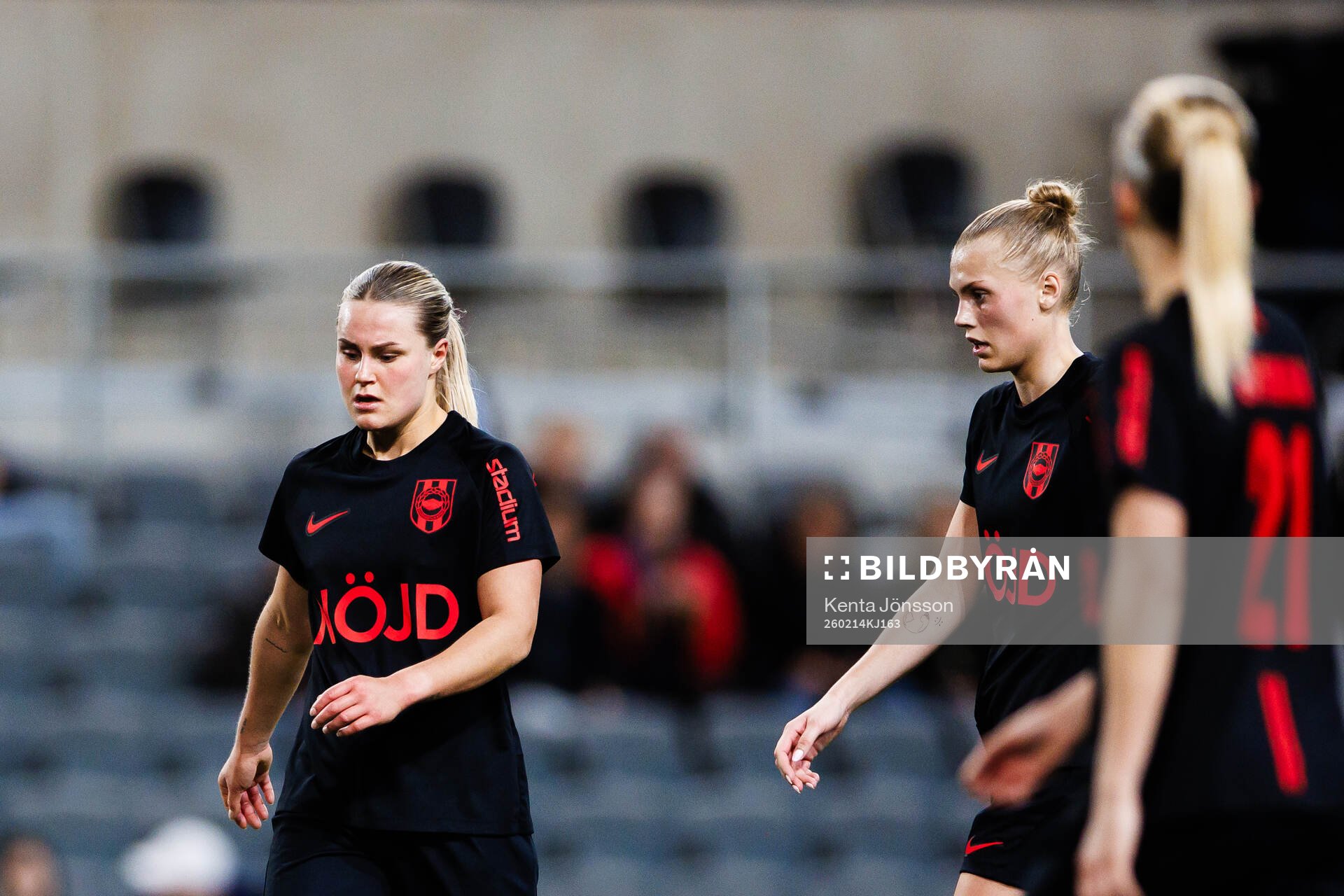 Brommapojkarnas Johanna Svedberg och Amanda Wulff deppar