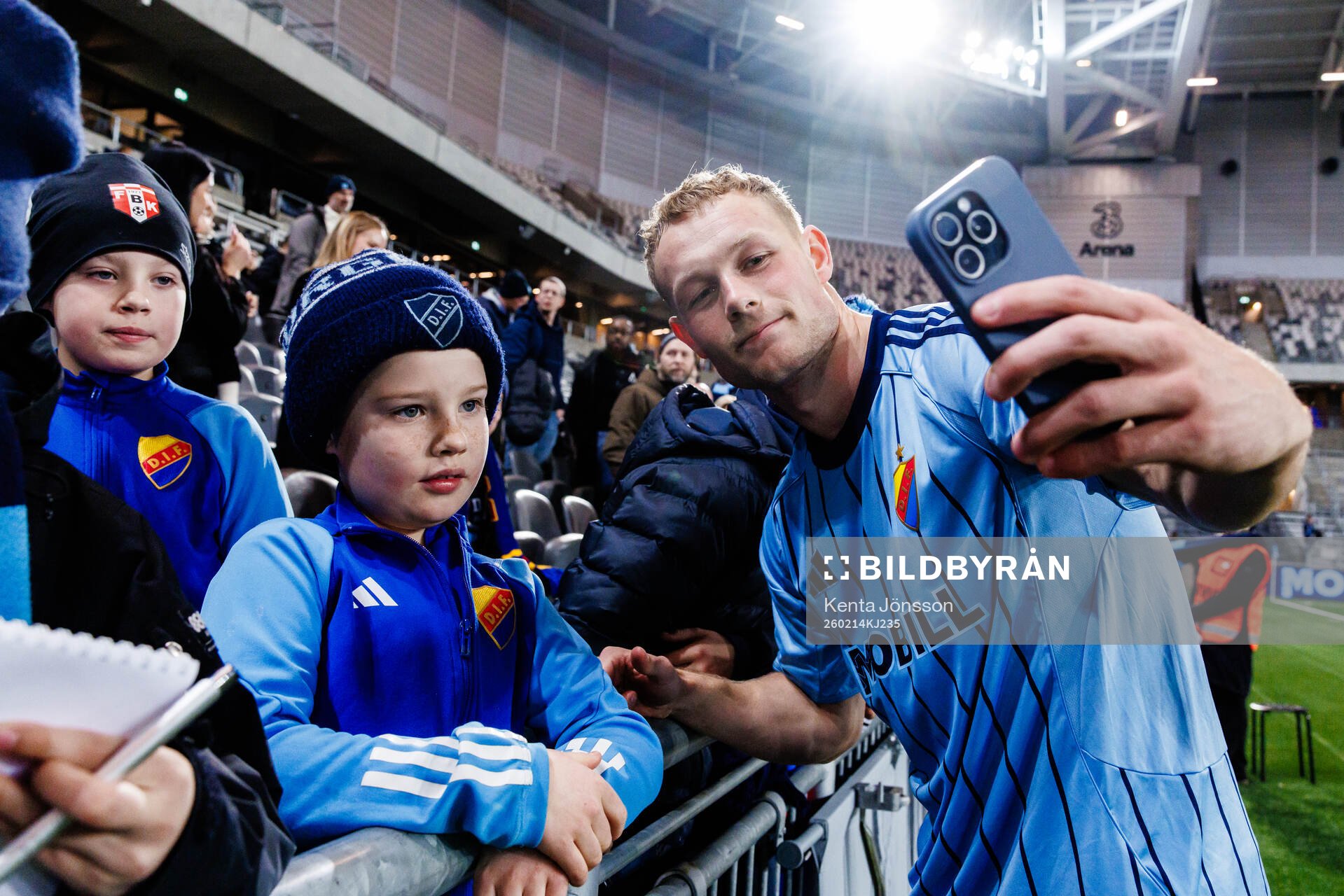 Djurgårdens Kristian Lien med supportrar