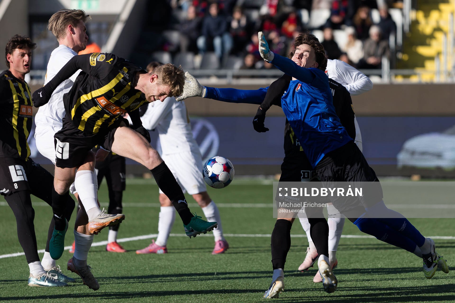 Häckens Filip Helander och Örgrytes målvakt Hampus