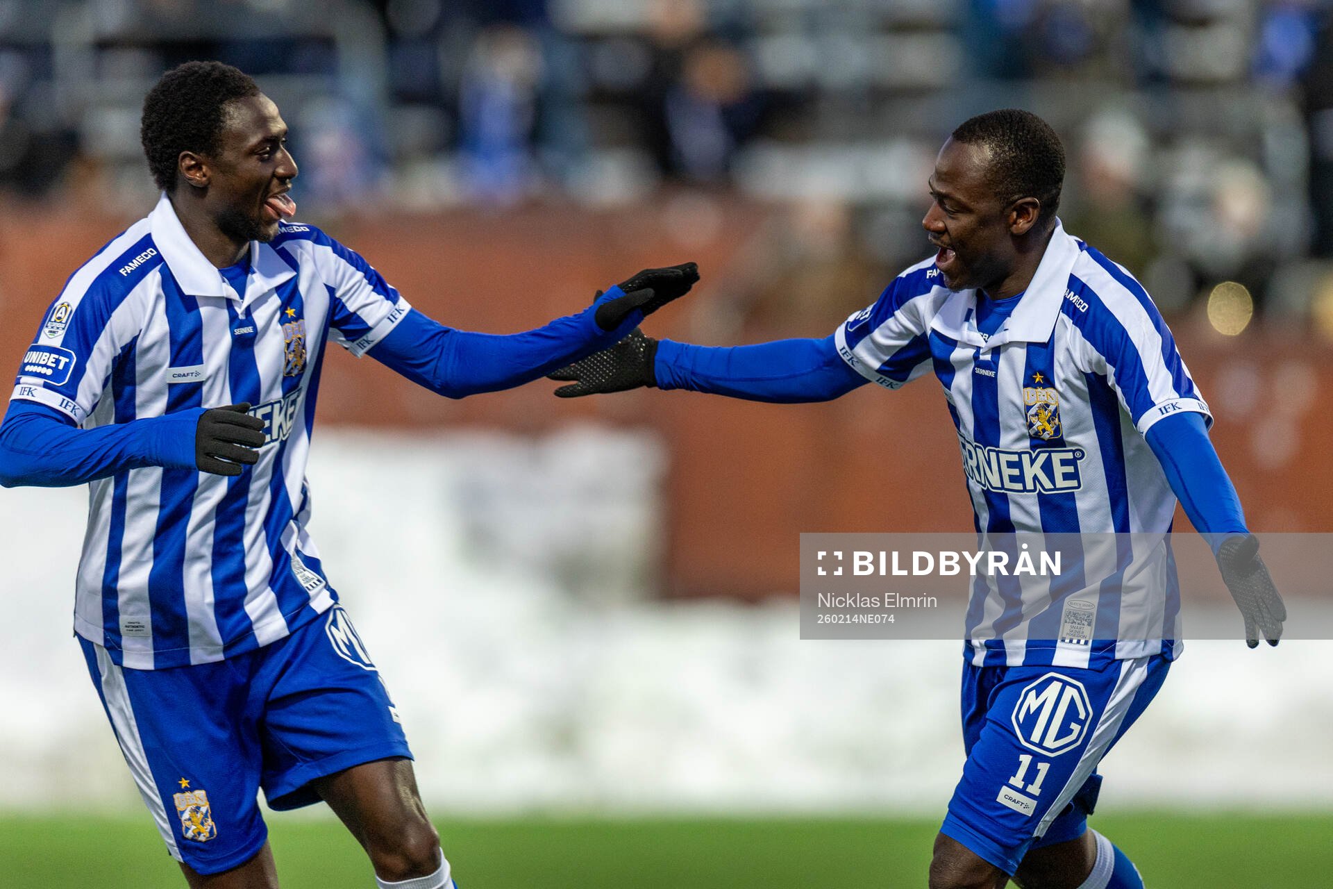 Göteborgs Imam Jagne och Saidou Alioum jublar