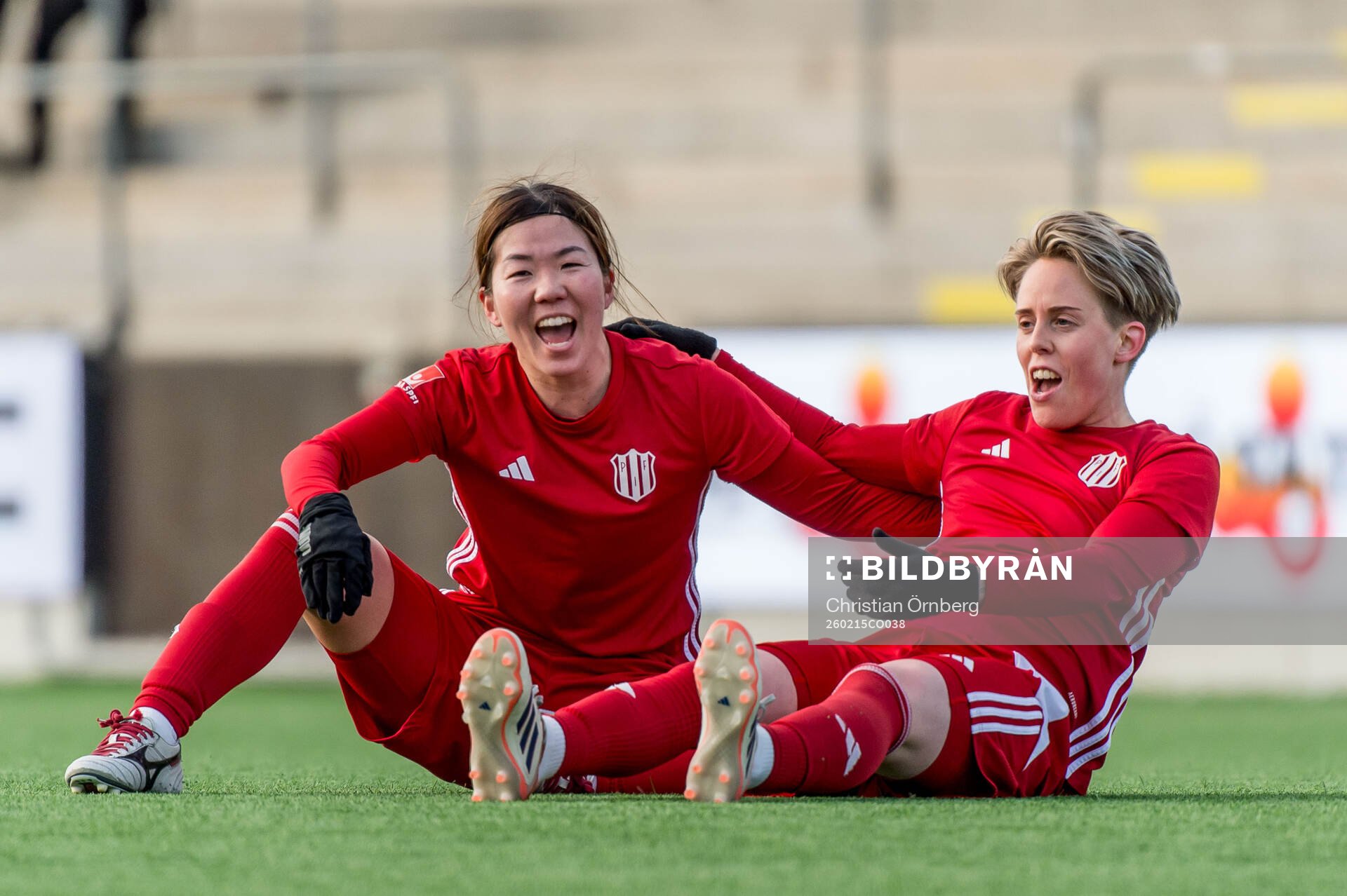 Piteås Shiho Matsubara och Cecilia Edlund jublar
