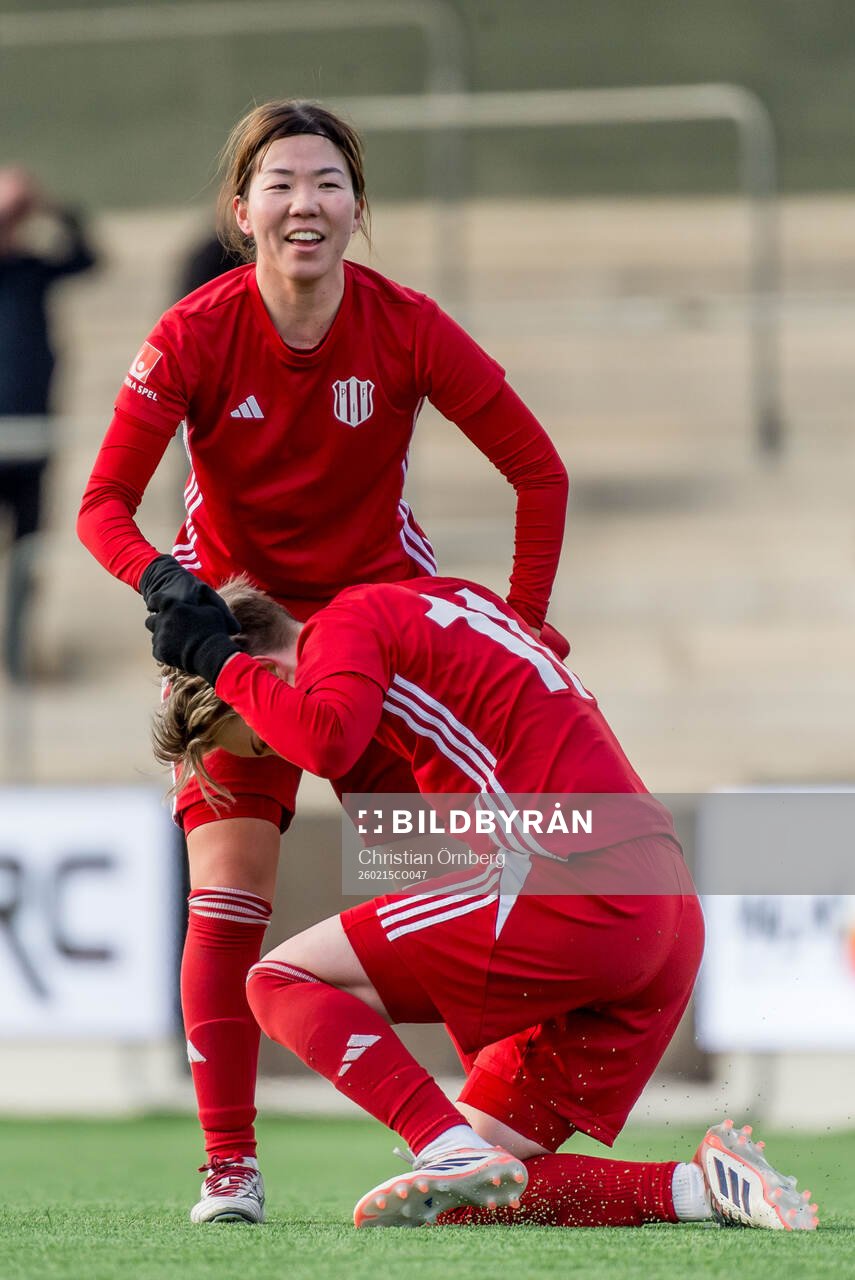 Piteås Shiho Matsubara och Cecilia Edlund jublar