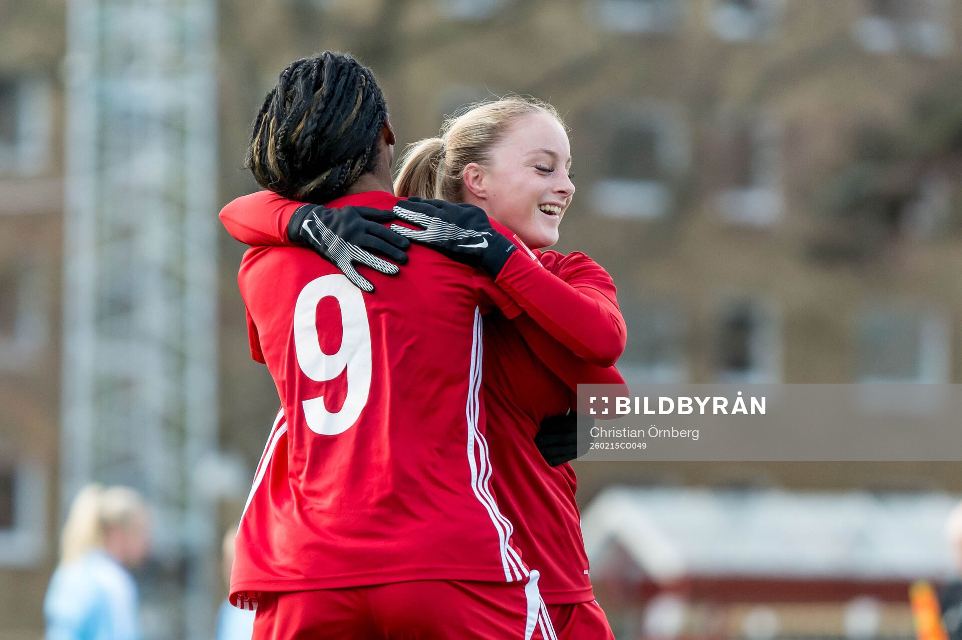 Piteås Sharon Sampson och Mia Endacott jublar
