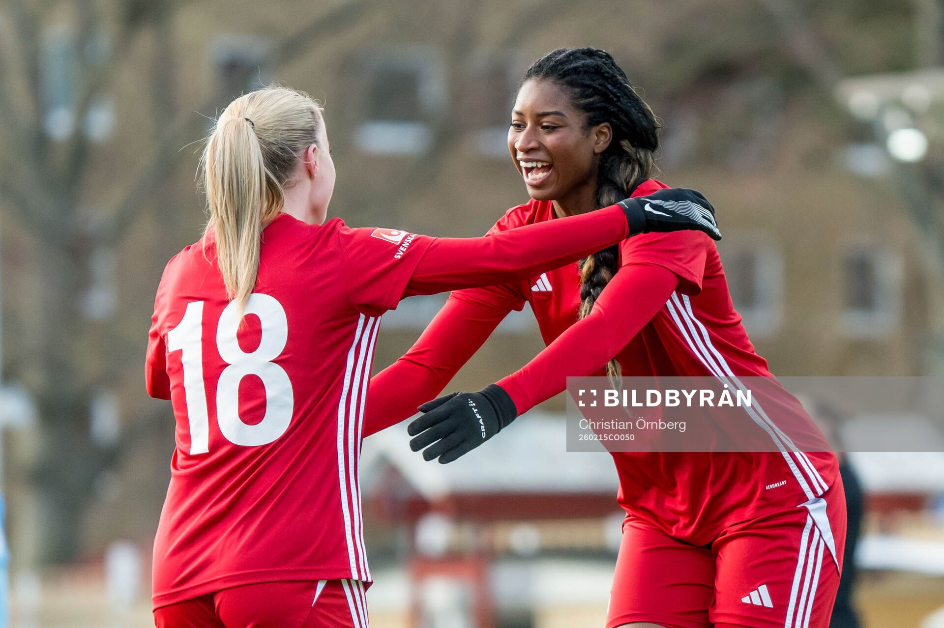 Piteås Mia Endacott och Sharon Sampson jublar