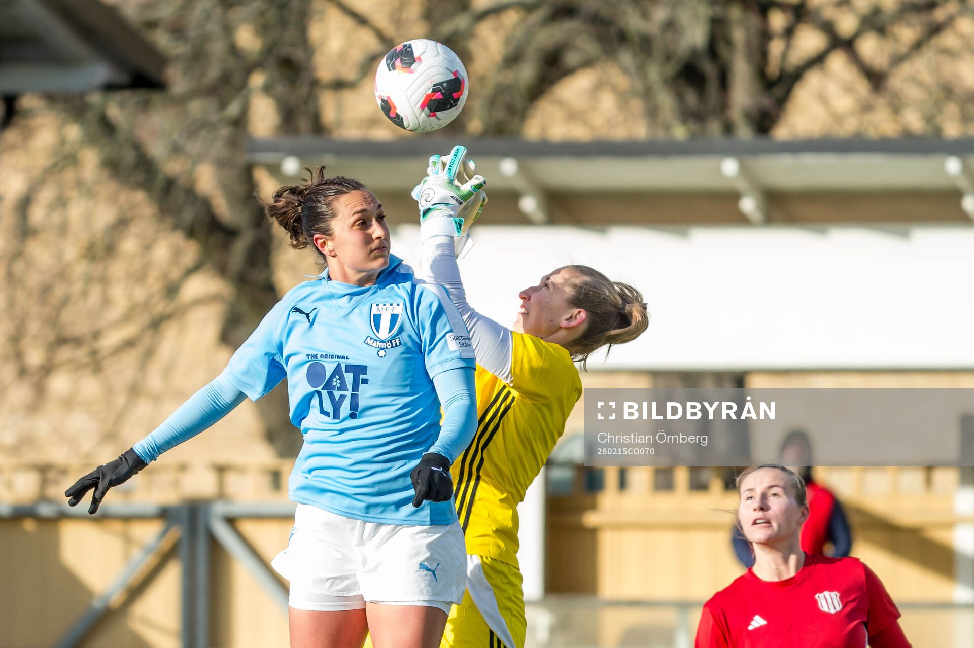 Malmö FFs Isabella D'Aquila och Piteås målvakt Stephanie