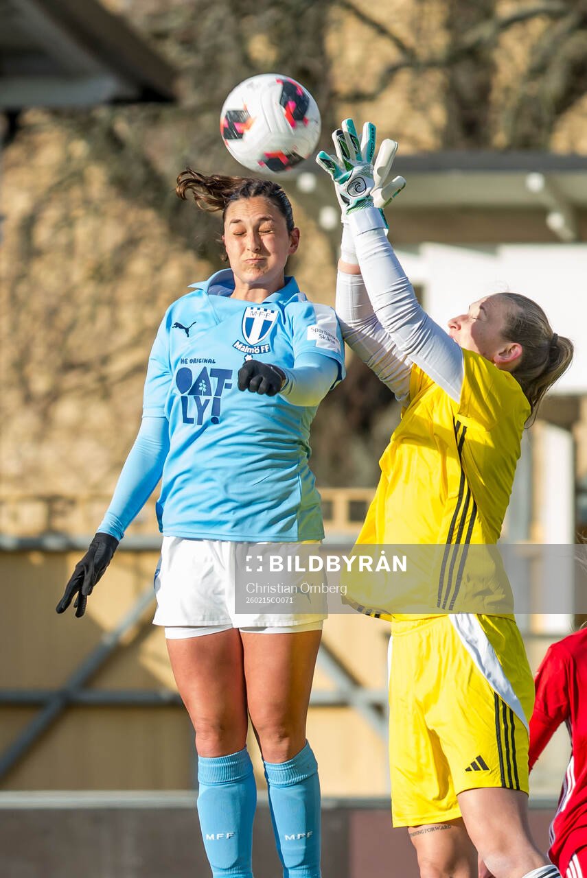 Malmö FFs Isabella D'Aquila och Piteås målvakt Stephanie