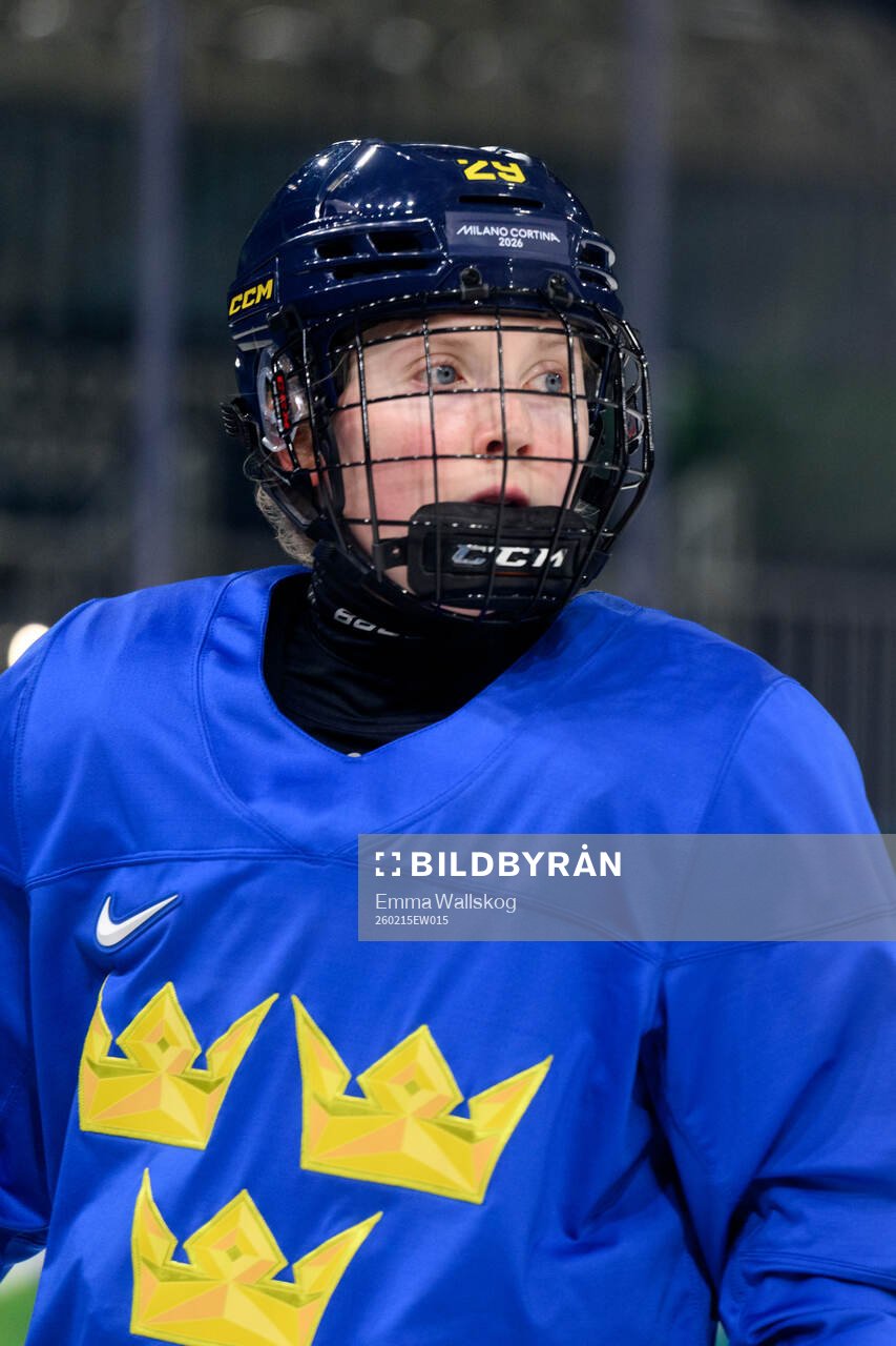 Felizia Wikner Zienkiewicz of Sweden at an ice hockey