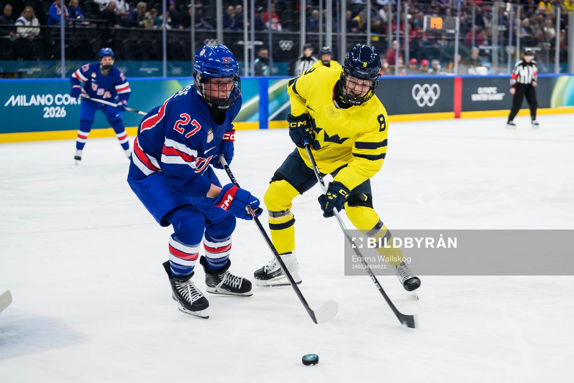 Taylor Heise of USA and Hilda Svensson of Sweden in the