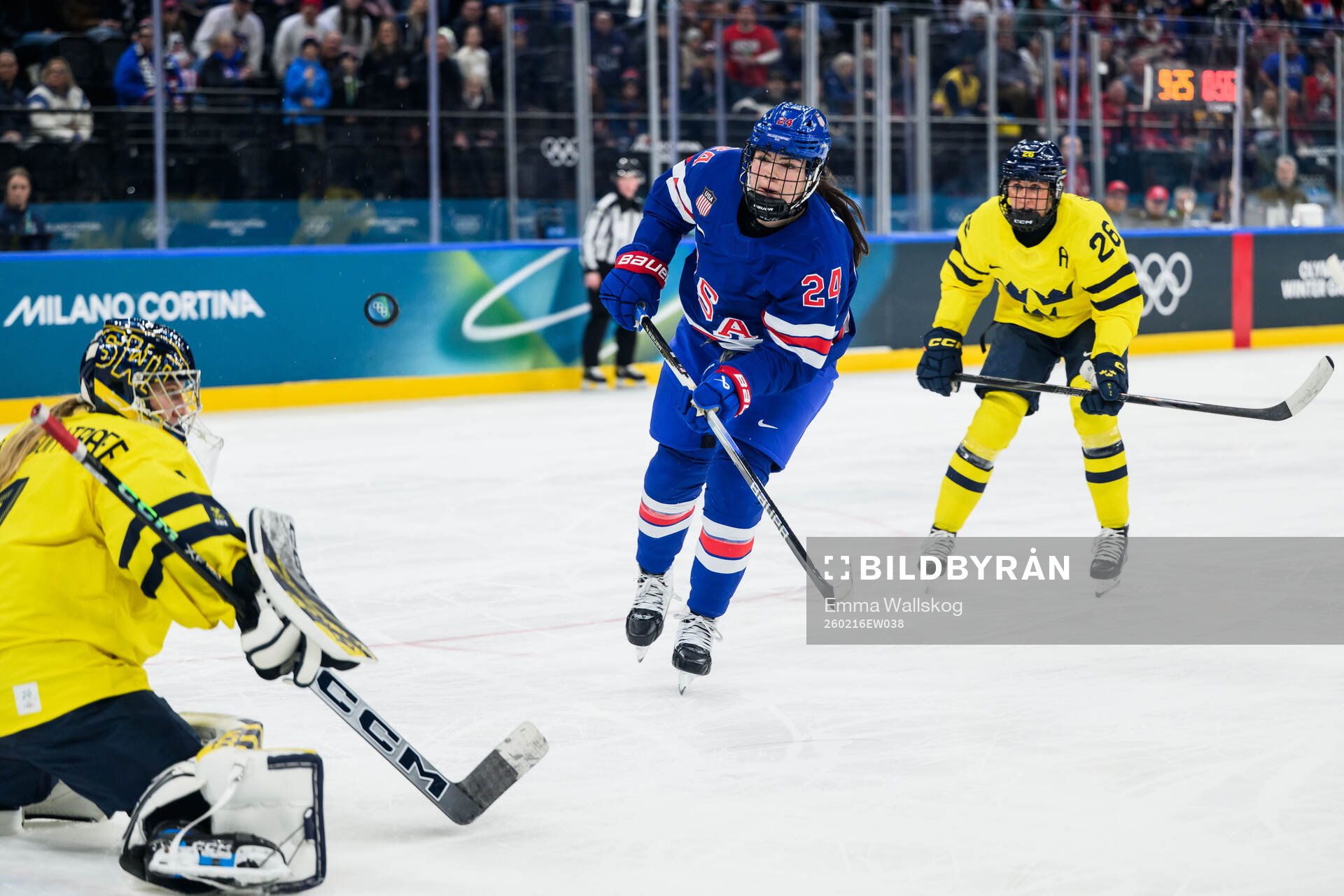 Joy Dunne of USA against goaltender Ebba Svensson Träff of