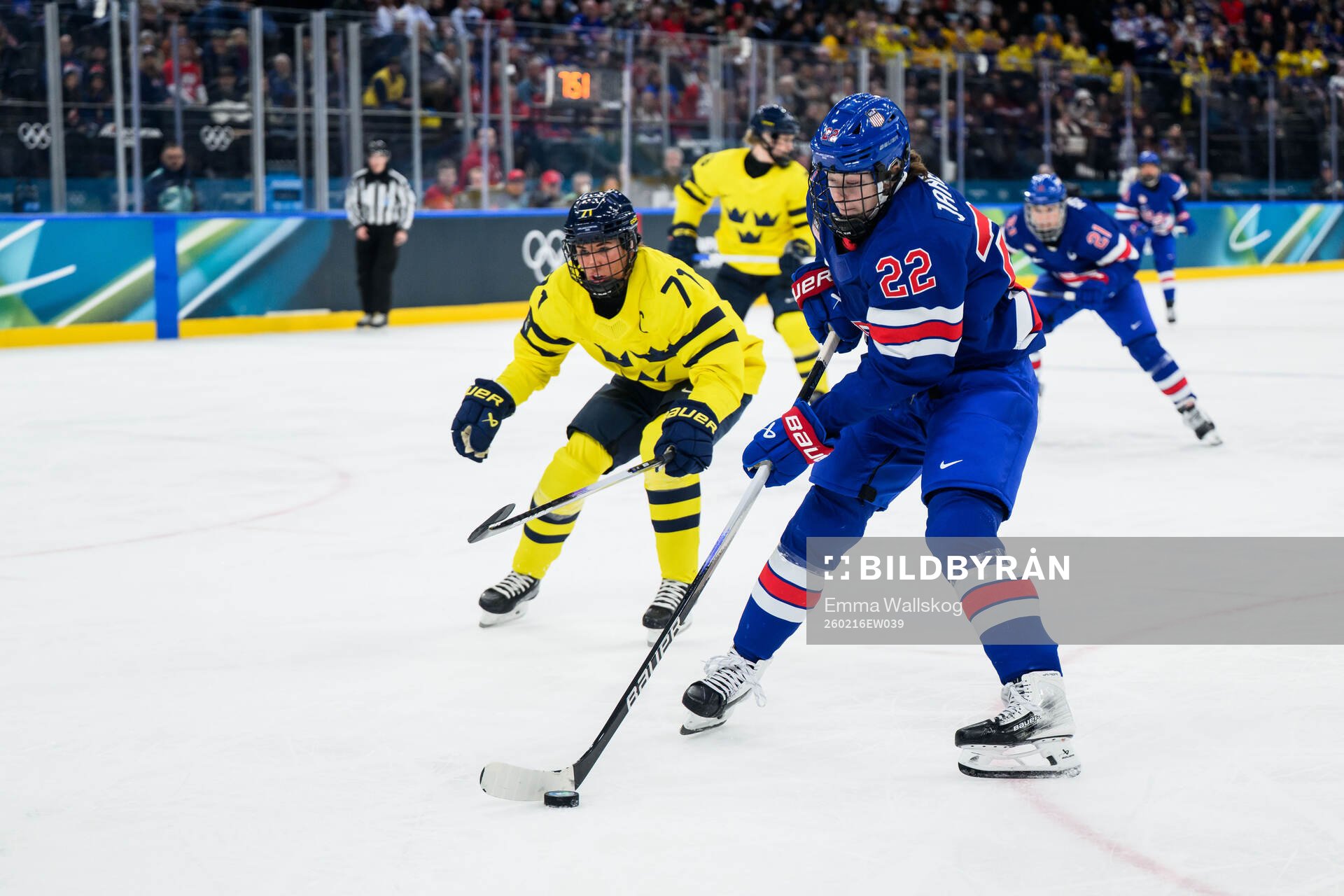 Anna Kjellbin of Sweden and Tessa Janecke of USA in the
