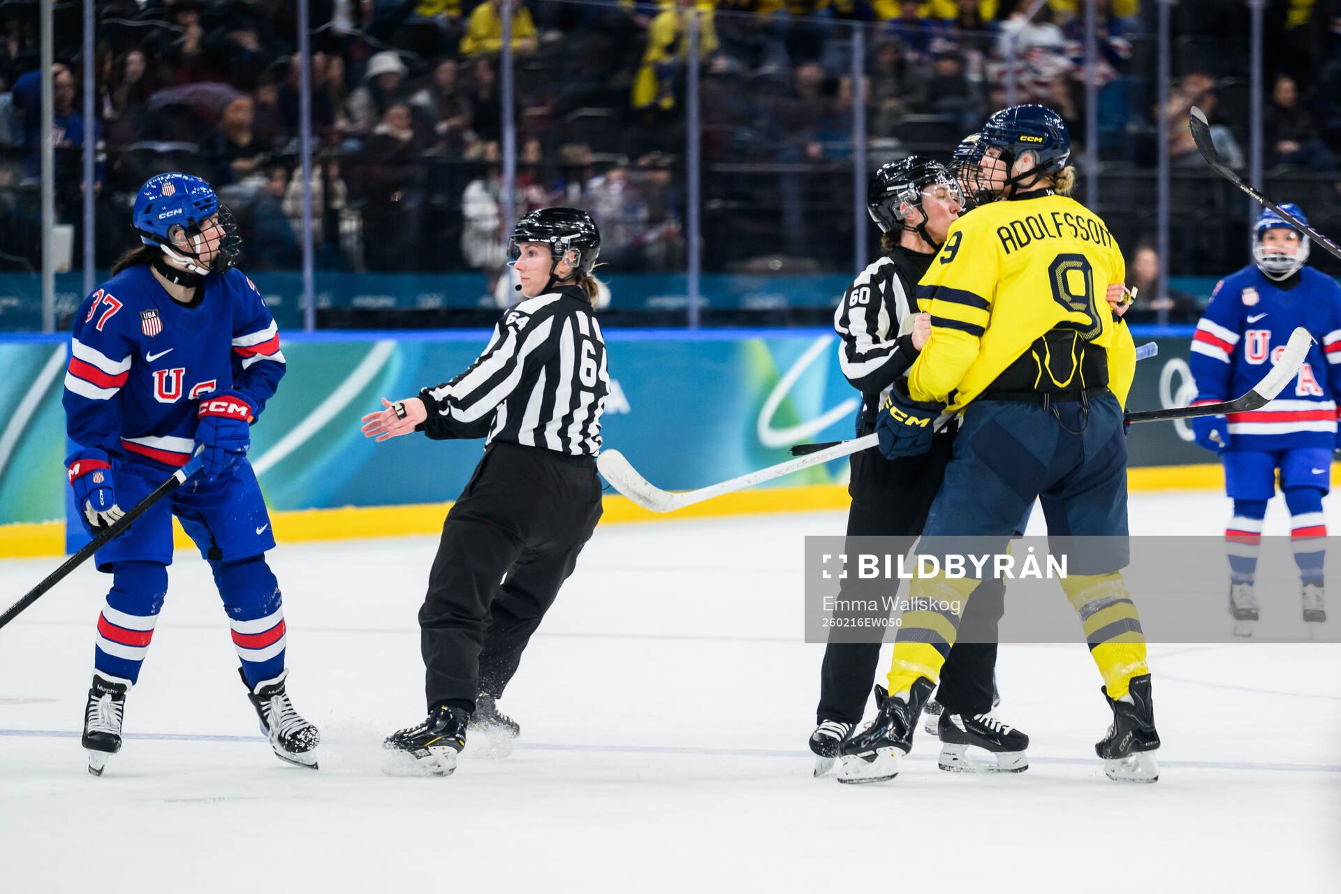 Abbey Murphy of USA and Jessica Adolfsson of Sweden in the