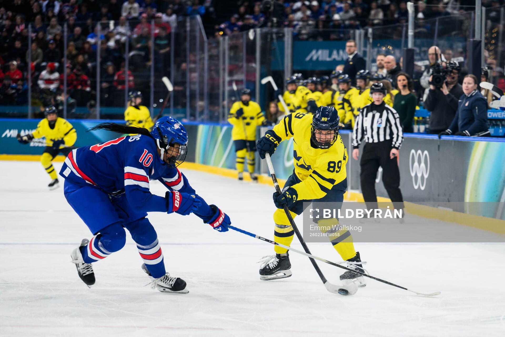 Laila Edwards of USA and Nicole Hall of Sweden in the
