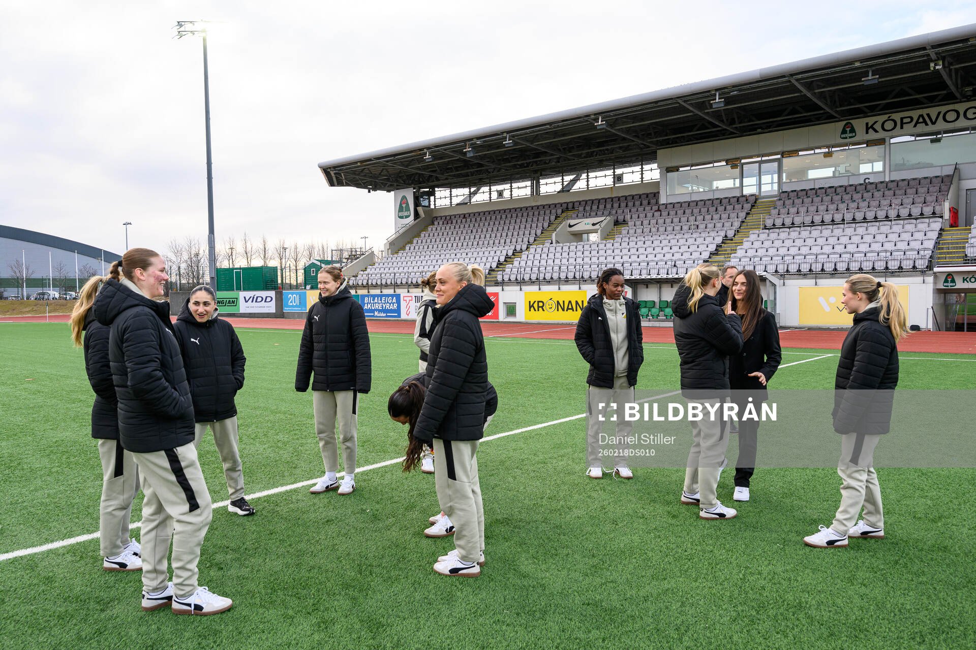 Players of Häcken ahead  the UEFA Women's Europa Cup