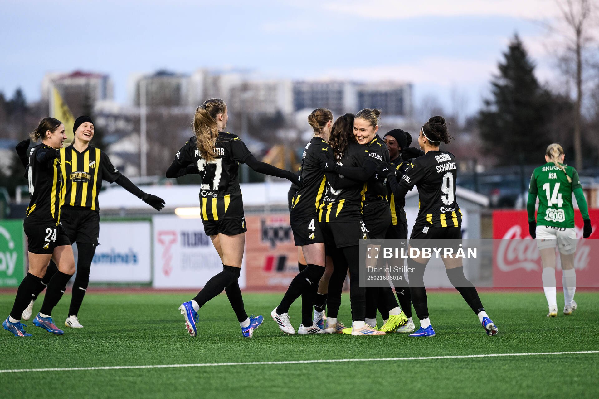 Paulina Nyström of Häcken celebrate with teammates