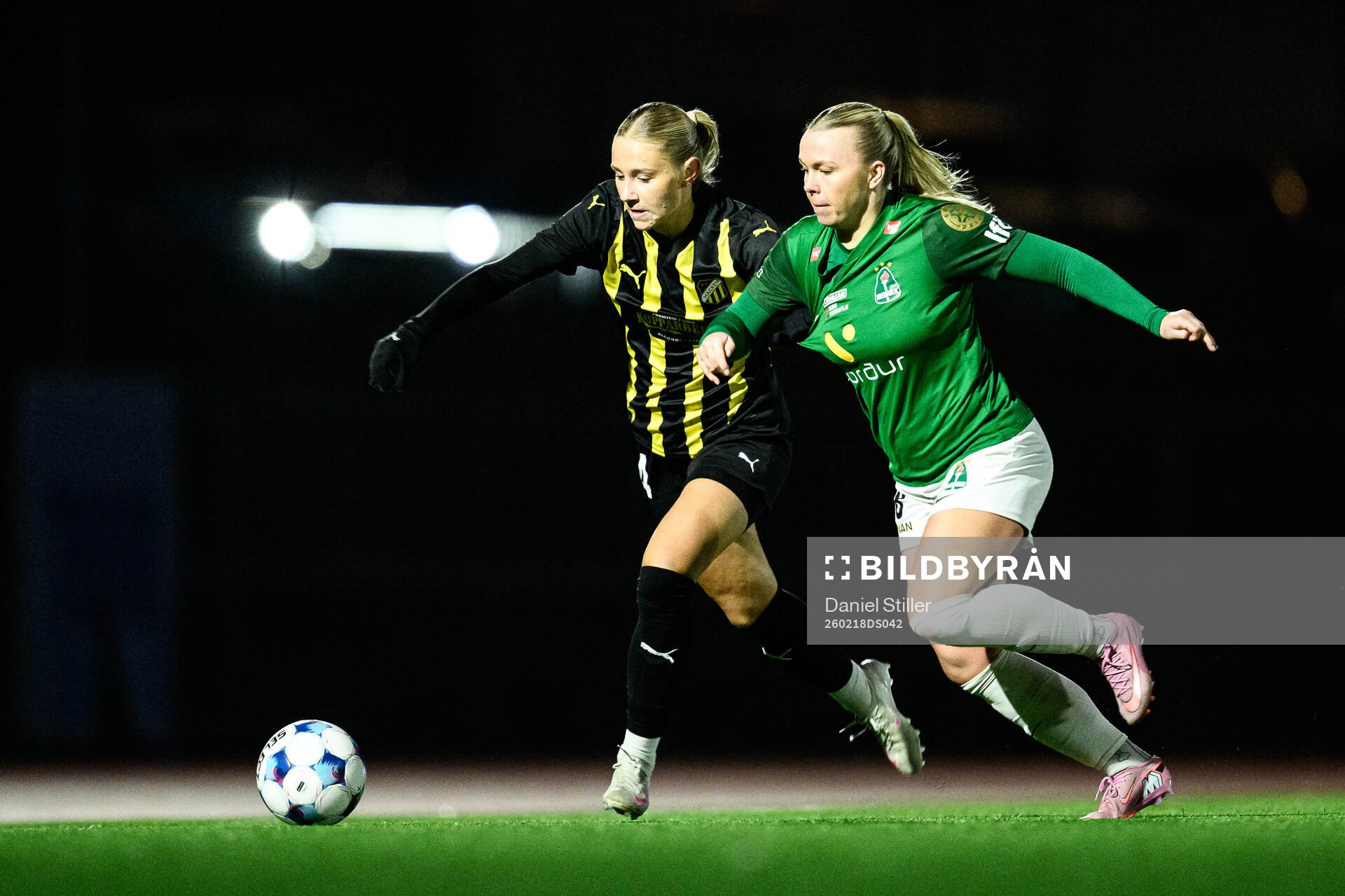 Tilde Karlsson of Häcken and Kristin Dis Arnadottir of