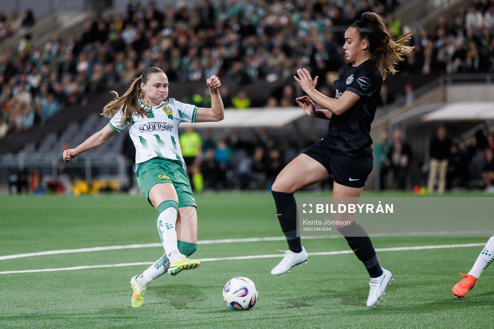Vilde Hasund of Hammarby and Mackenzie Cherry of Sporting